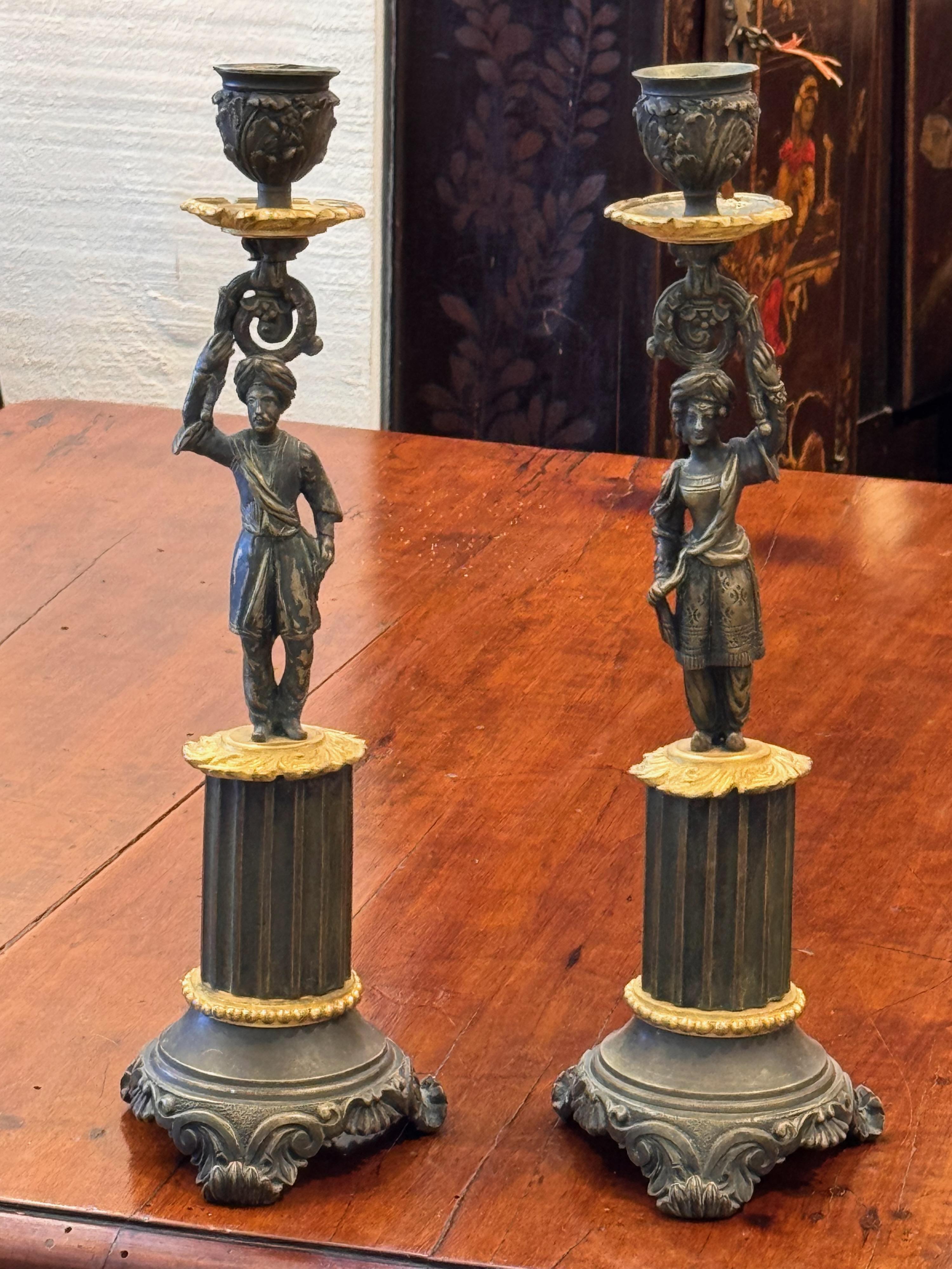 Una coppia di candelabri impero francesi. Le figure sono molto dettagliate.