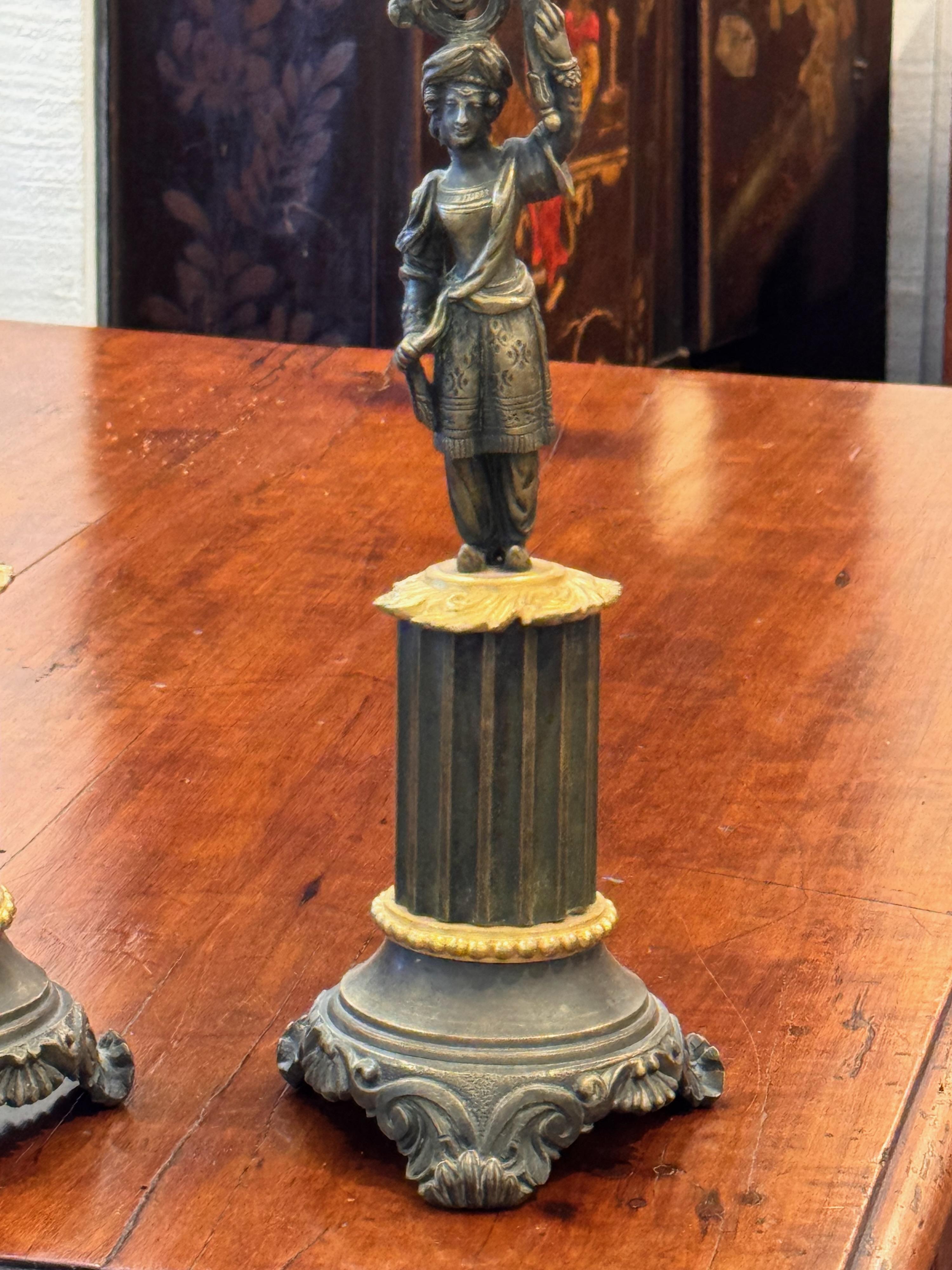 Coppia di candelabri impero francesi del primo Ottocento In condizioni buone in vendita a Charlottesville, VA