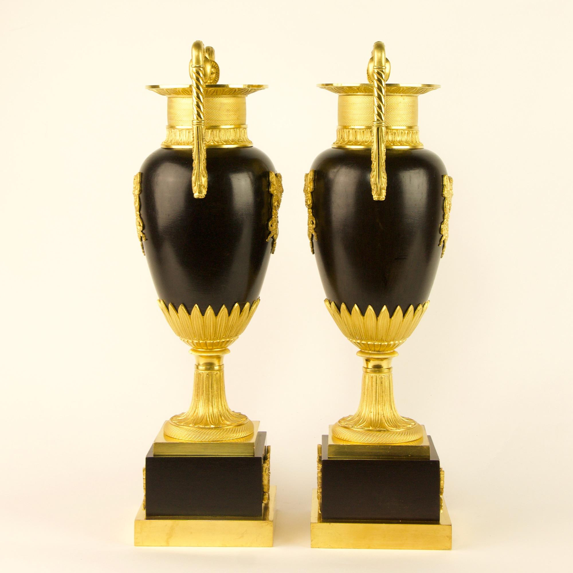 Pair of Early 19th Century French Empire Gilt and Patinated Bronze Amphora Vases In Good Condition In Berlin, DE