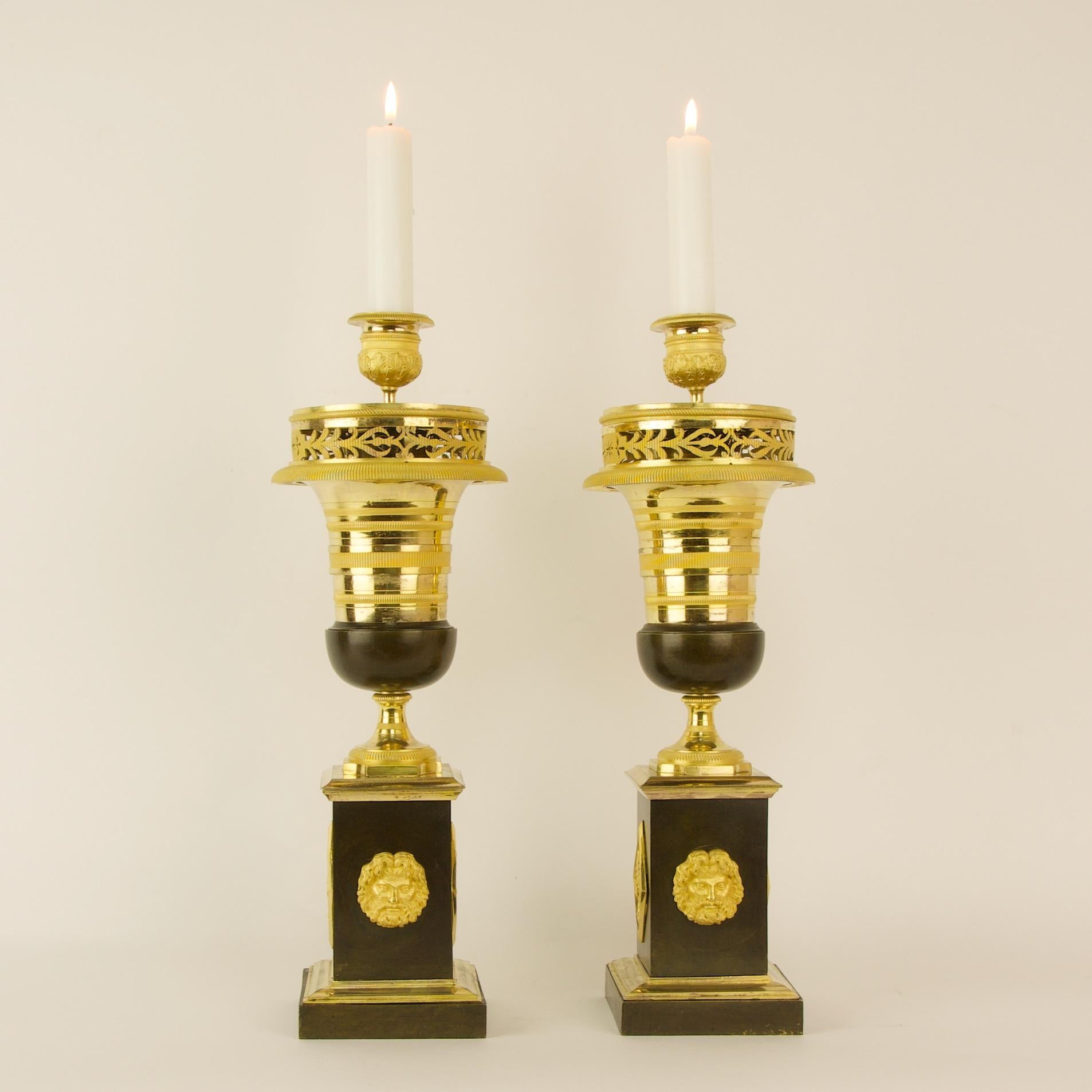 Pair of Early 19th Century French Empire Gilt and Patinated Bronze Cassolettes In Good Condition In Berlin, DE