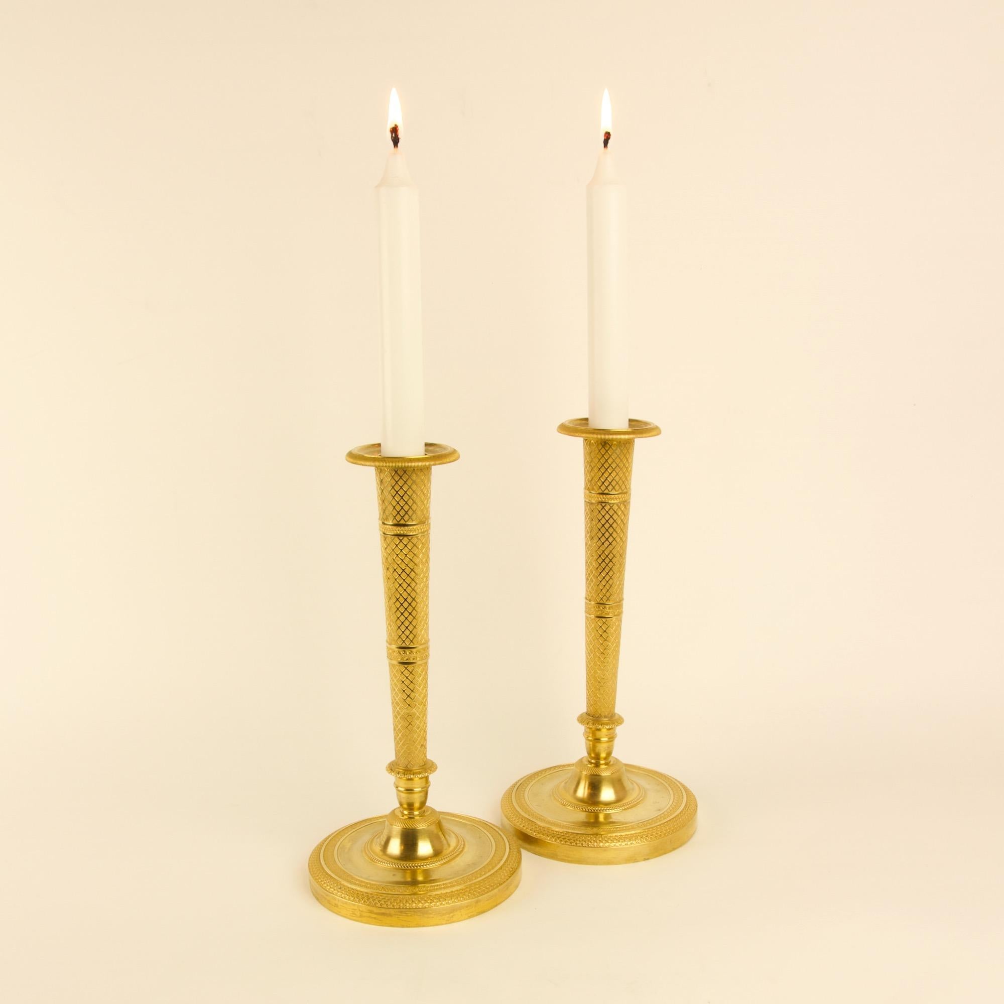 Pair of Early 19th Century French Empire Gilt Bronze Candlesticks after C. Galle In Good Condition For Sale In Berlin, DE