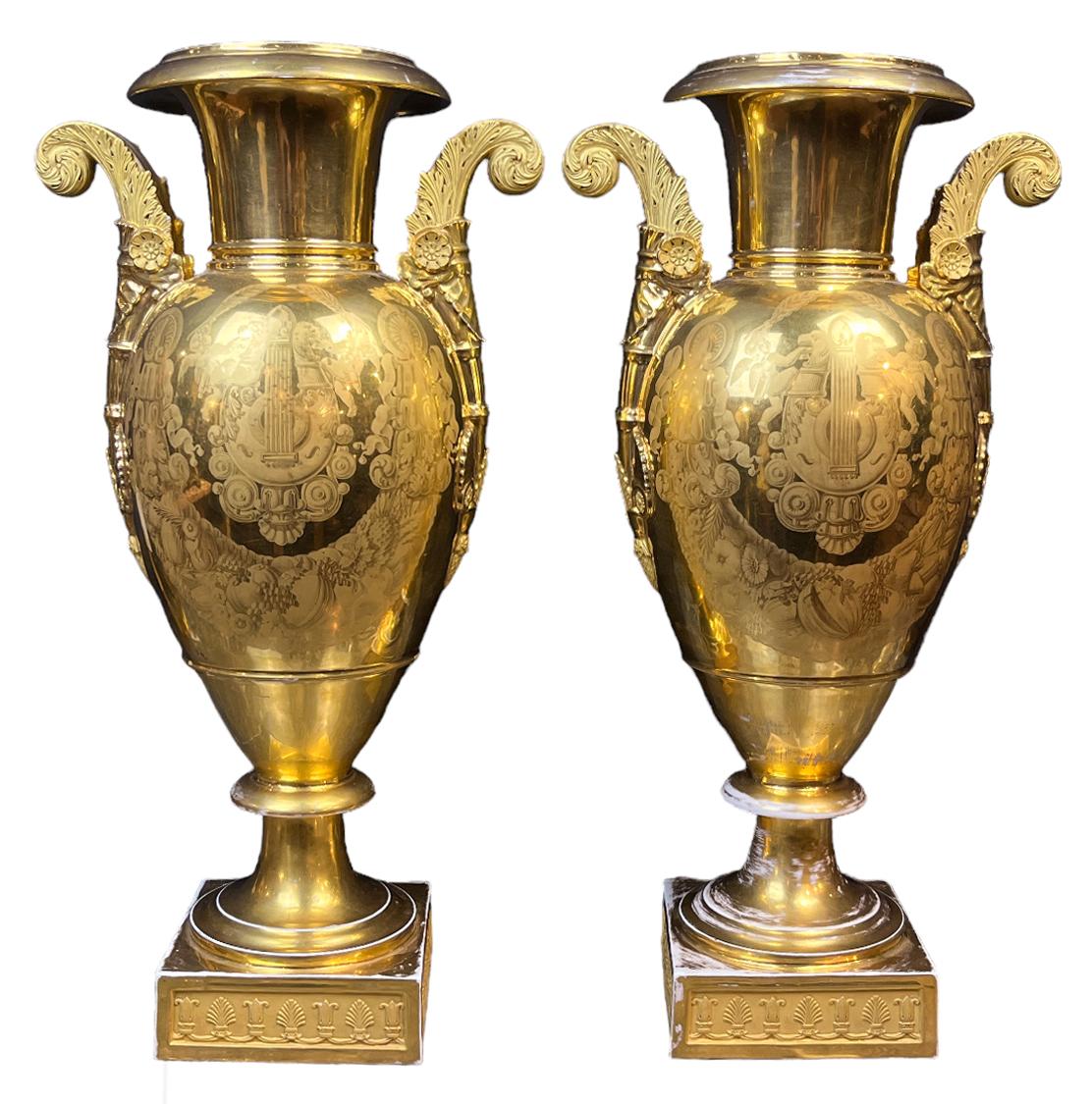 Coppia di vasi da ritratto in porcellana di Parigi Darte Freres con manici a voluta d'acanto dorati e fondo in oro inciso C.C. 1810

Questo set è composto da due vasi a forma di balaustro dipinti a mano con ritratti di contadine che proteggono i