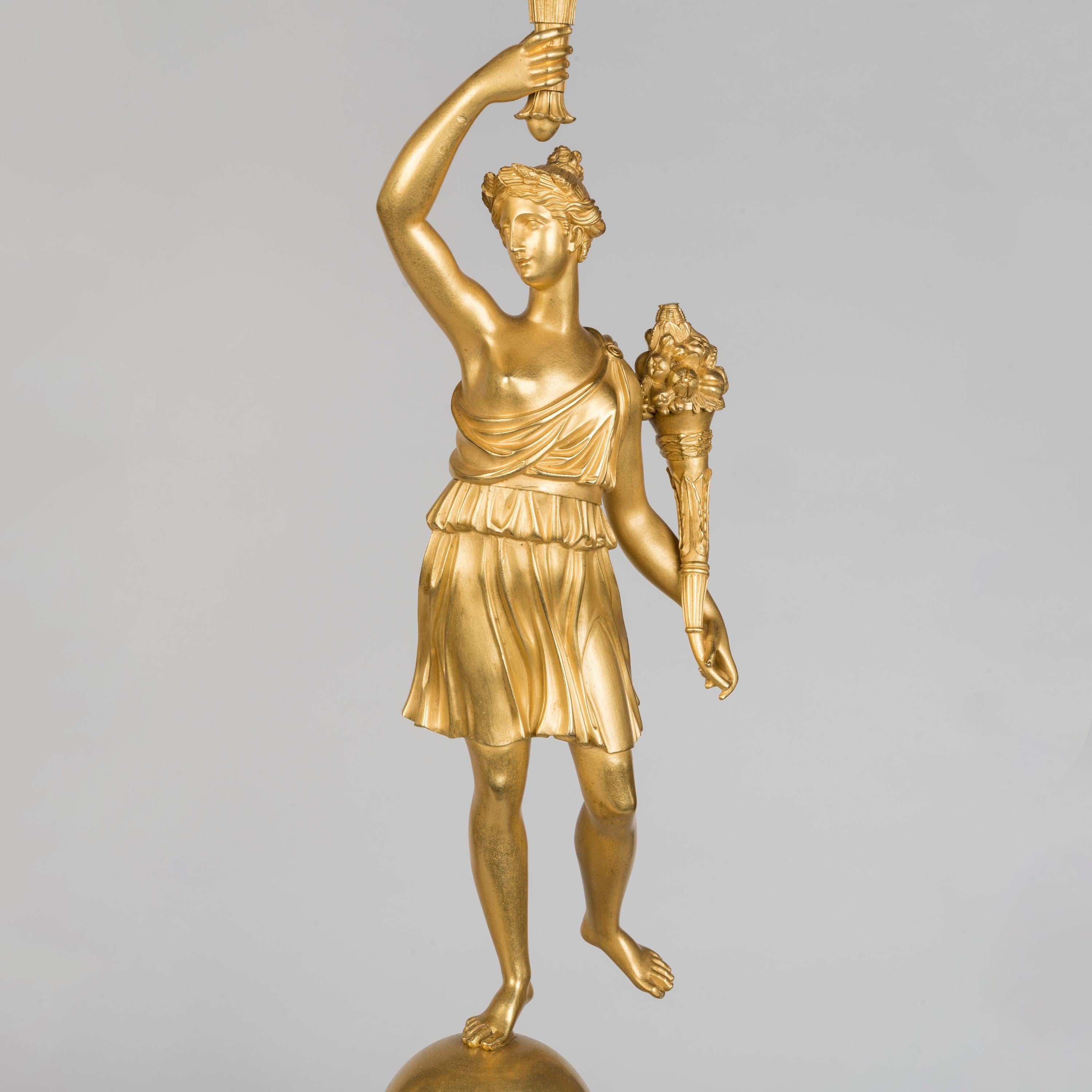 Français Paire de candélabres en bronze doré à la flamme du début du 19e siècle en vente