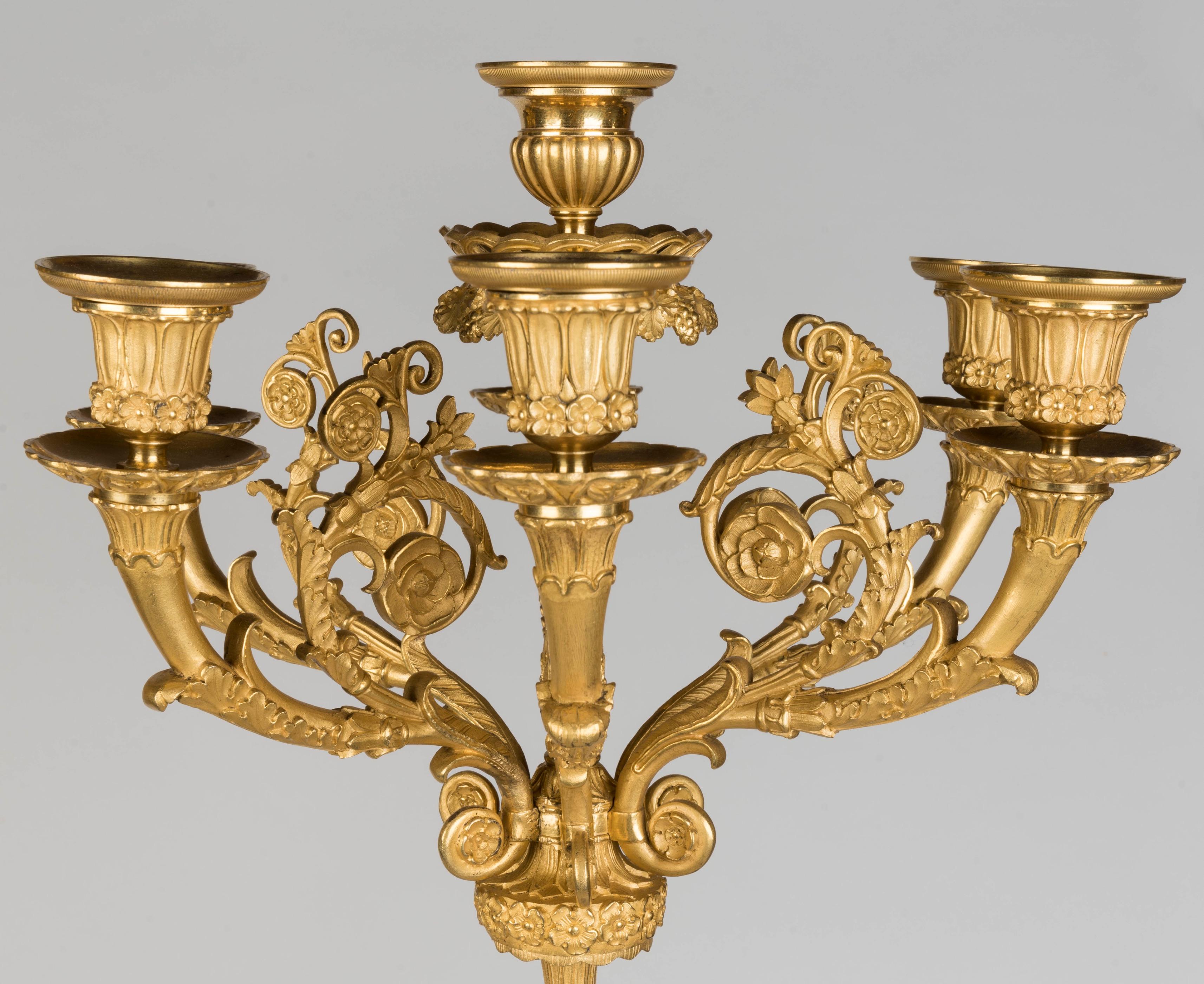 XIXe siècle Paire de candélabres en bronze doré à la flamme du début du 19e siècle en vente