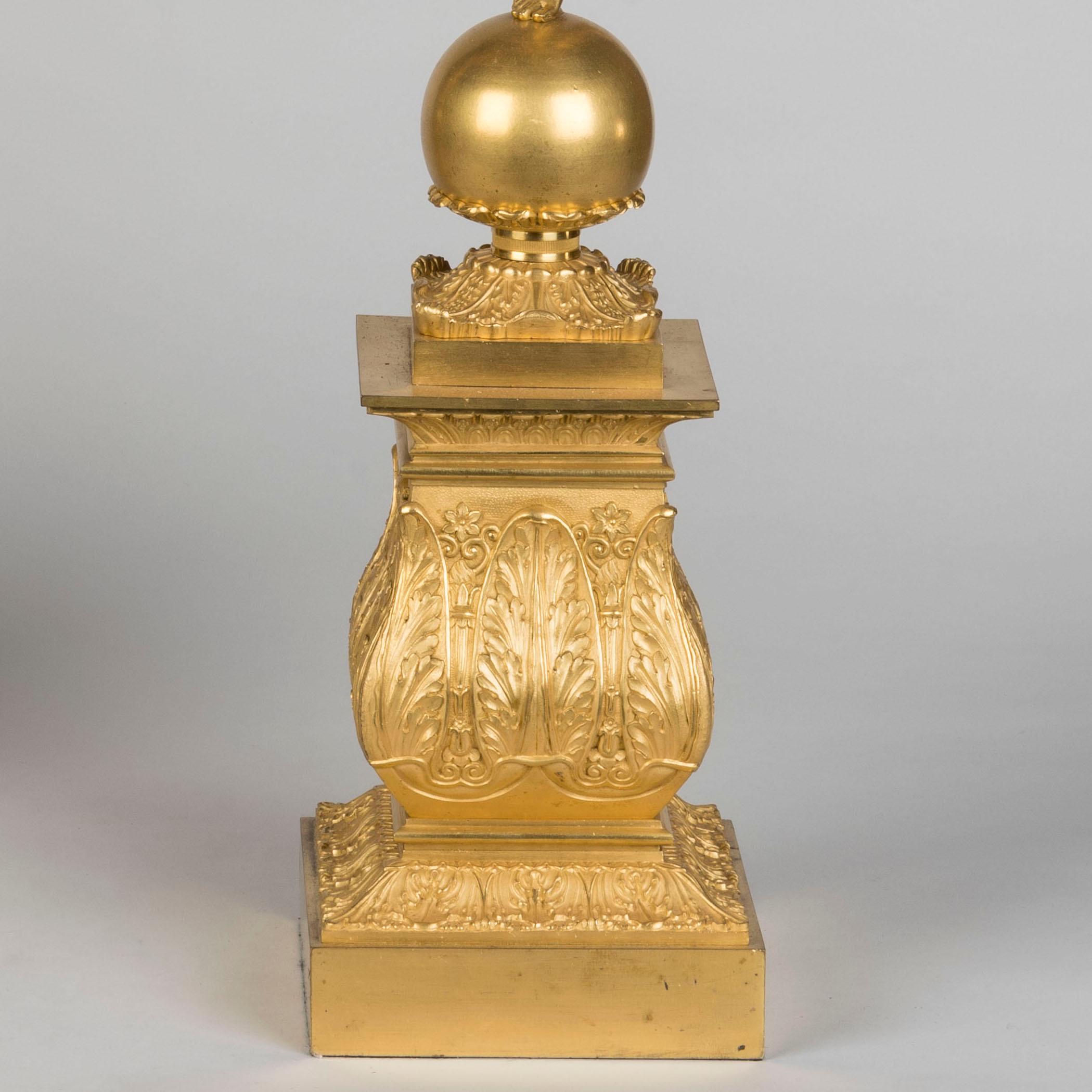 Bronze doré Paire de candélabres en bronze doré à la flamme du début du 19e siècle en vente