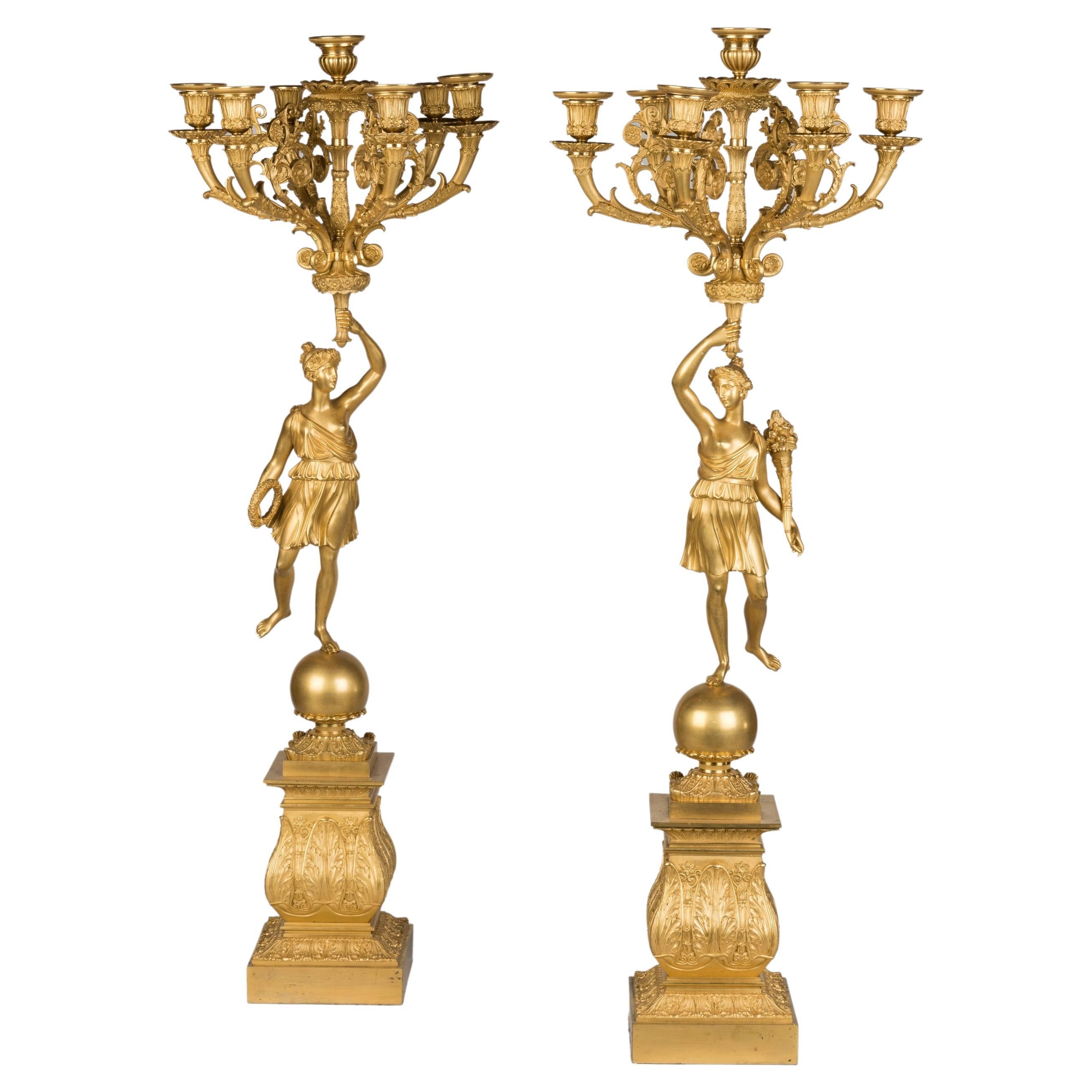 Coppia di candelabri francesi in ormolu dorati a fuoco dell'inizio del XIX secolo
