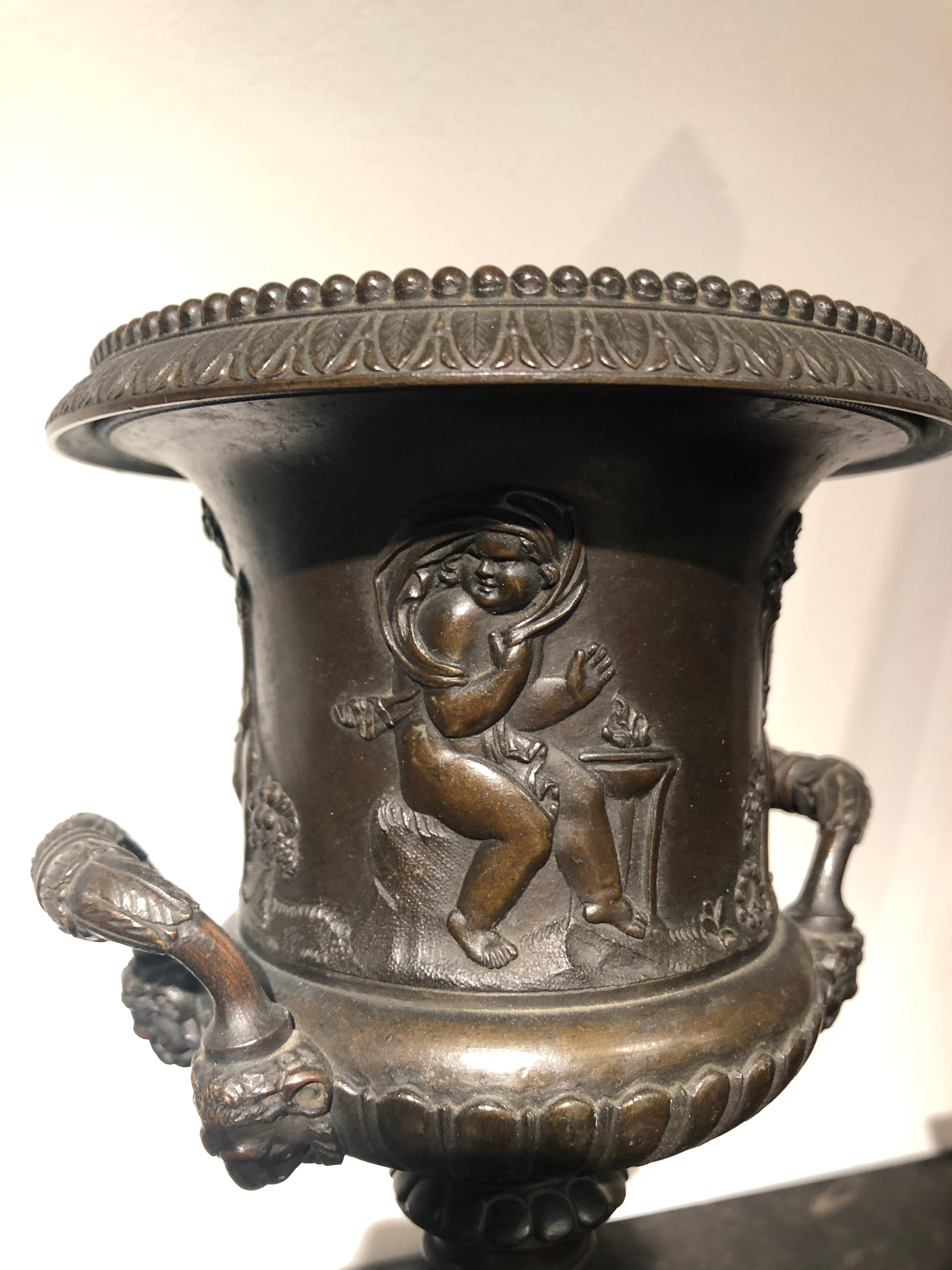 Français Paire d'urnes en bronze de style néoclassique français du début du 19e siècle sur piédestal en marbre en vente