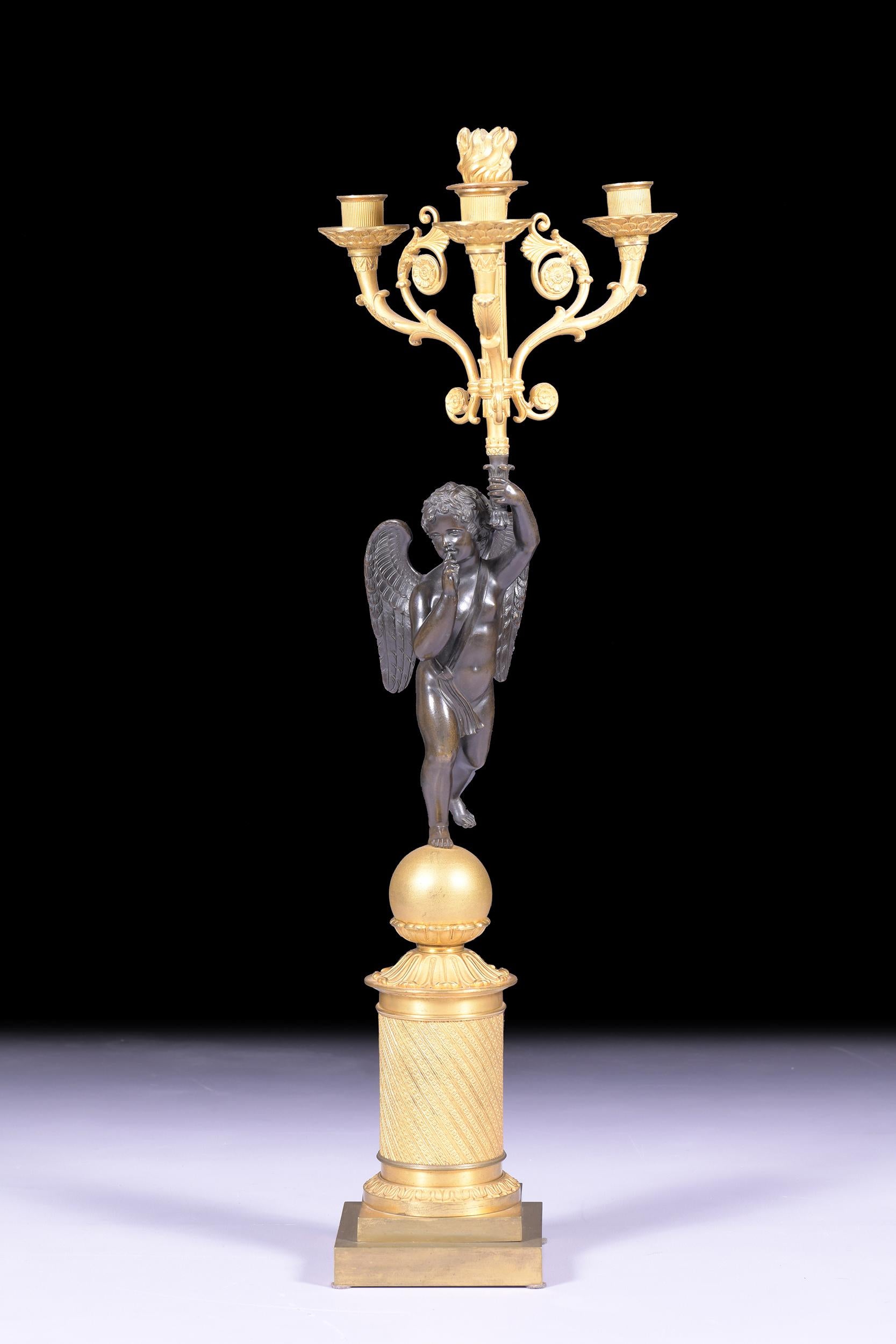 Français Paire de candélabres français d'époque Empire du début du XIXe siècle en bronze et ormolu en vente