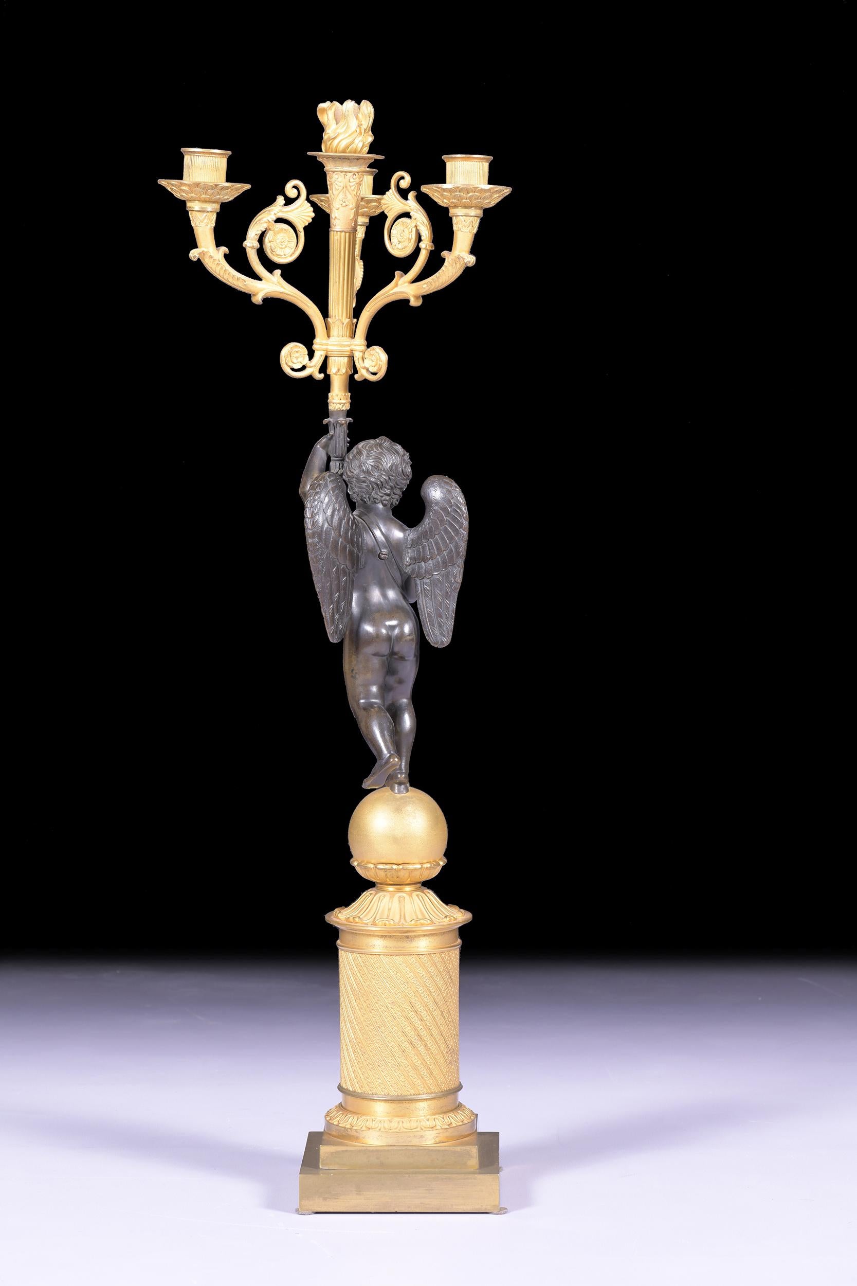 Paar französische Ormolu- und Bronzekandelaber aus der Empire-Periode des frühen 19. Jahrhunderts im Angebot 1