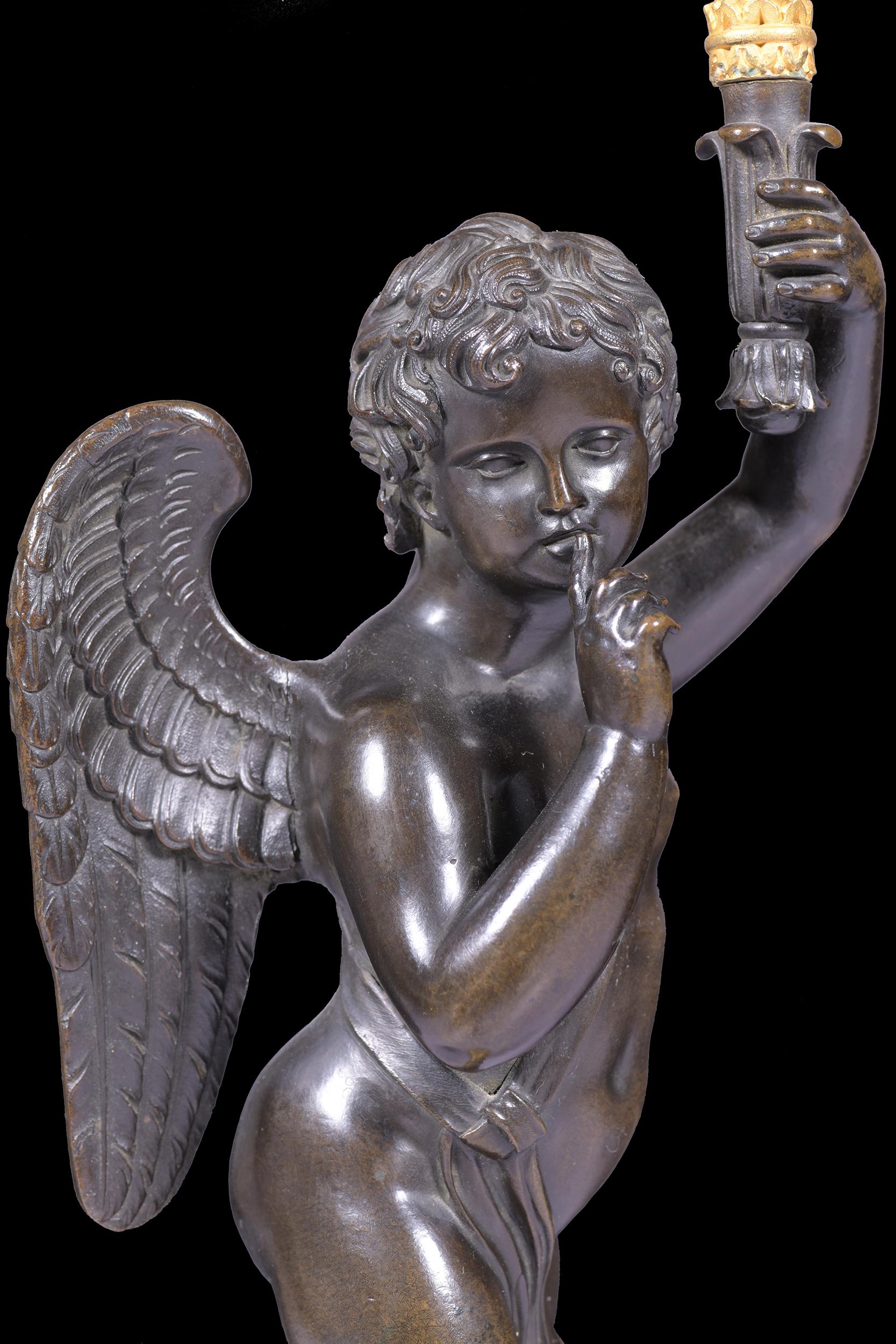 Paire de candélabres français d'époque Empire du début du XIXe siècle en bronze et ormolu en vente 1
