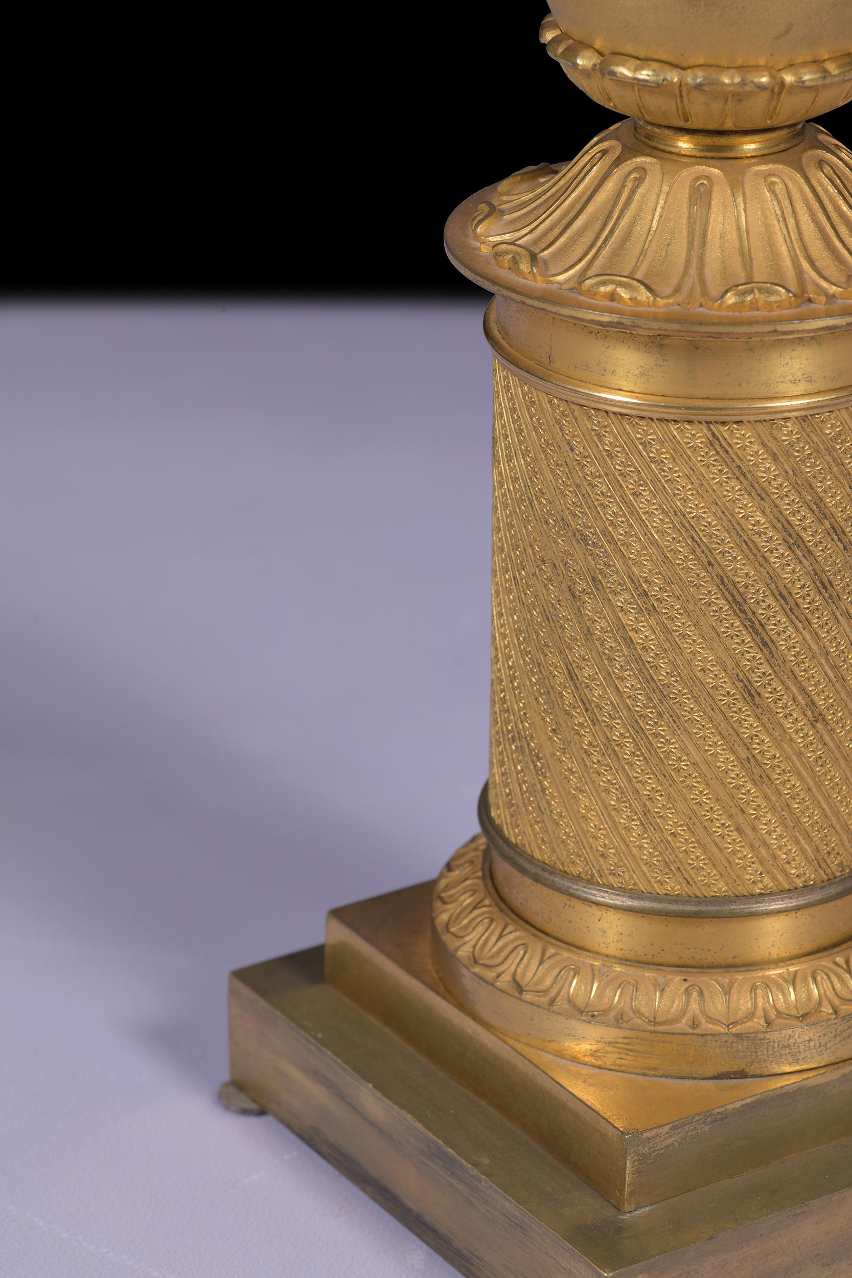 Pareja de candelabros franceses de principios del siglo XIX de época imperio en bronce y ormolu en venta 1