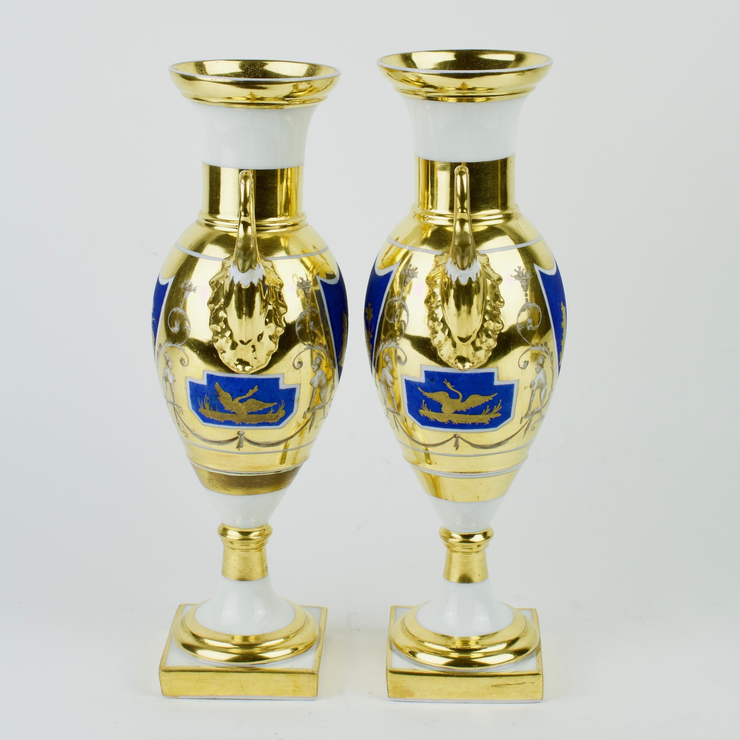 Pair of Early 19th Century French/Paris Gilt and Painted Porcelain Amphora Vases In Good Condition In Berlin, DE