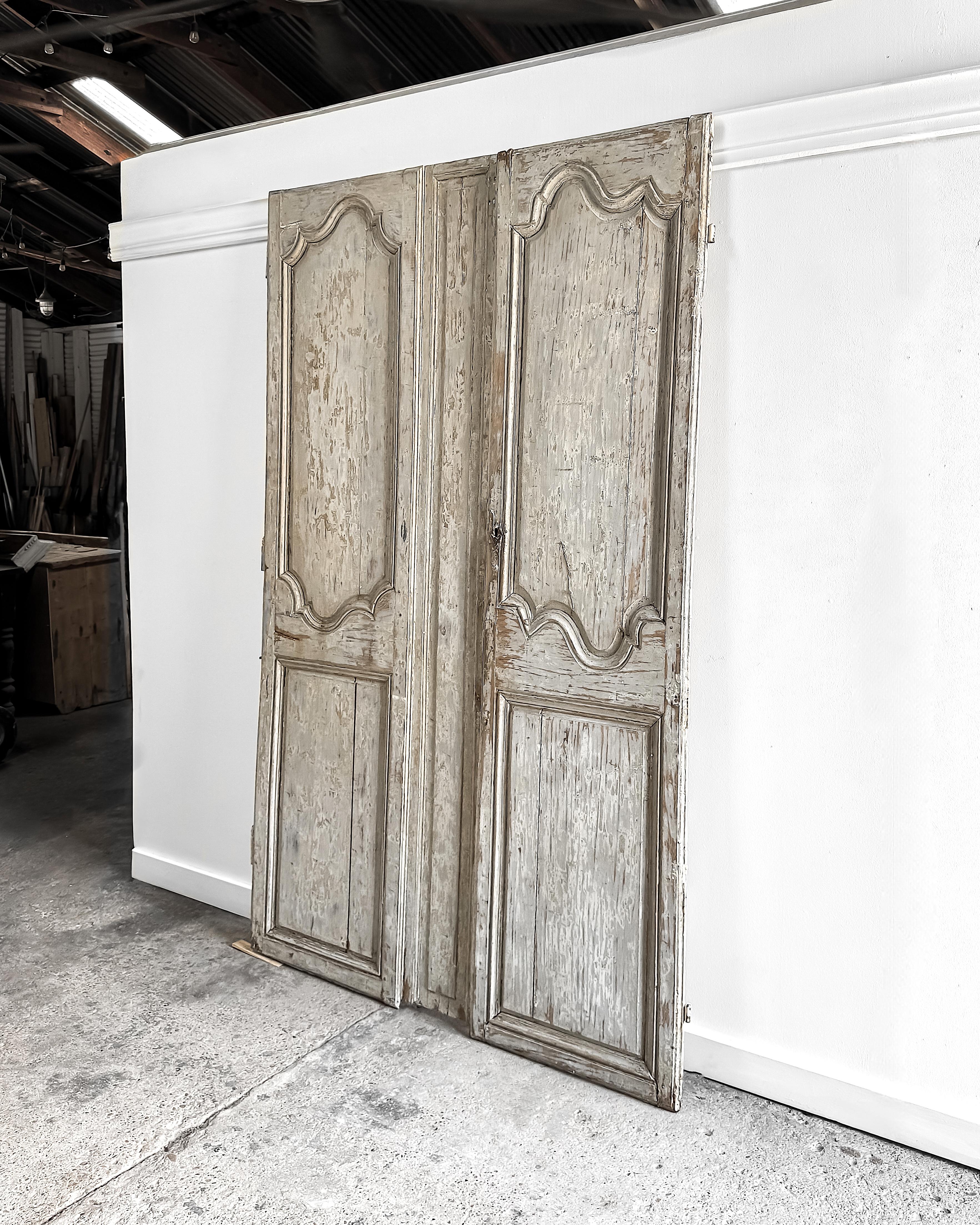 Par de puertas de armario provinciales francesas de principios del siglo XIX Roble en venta