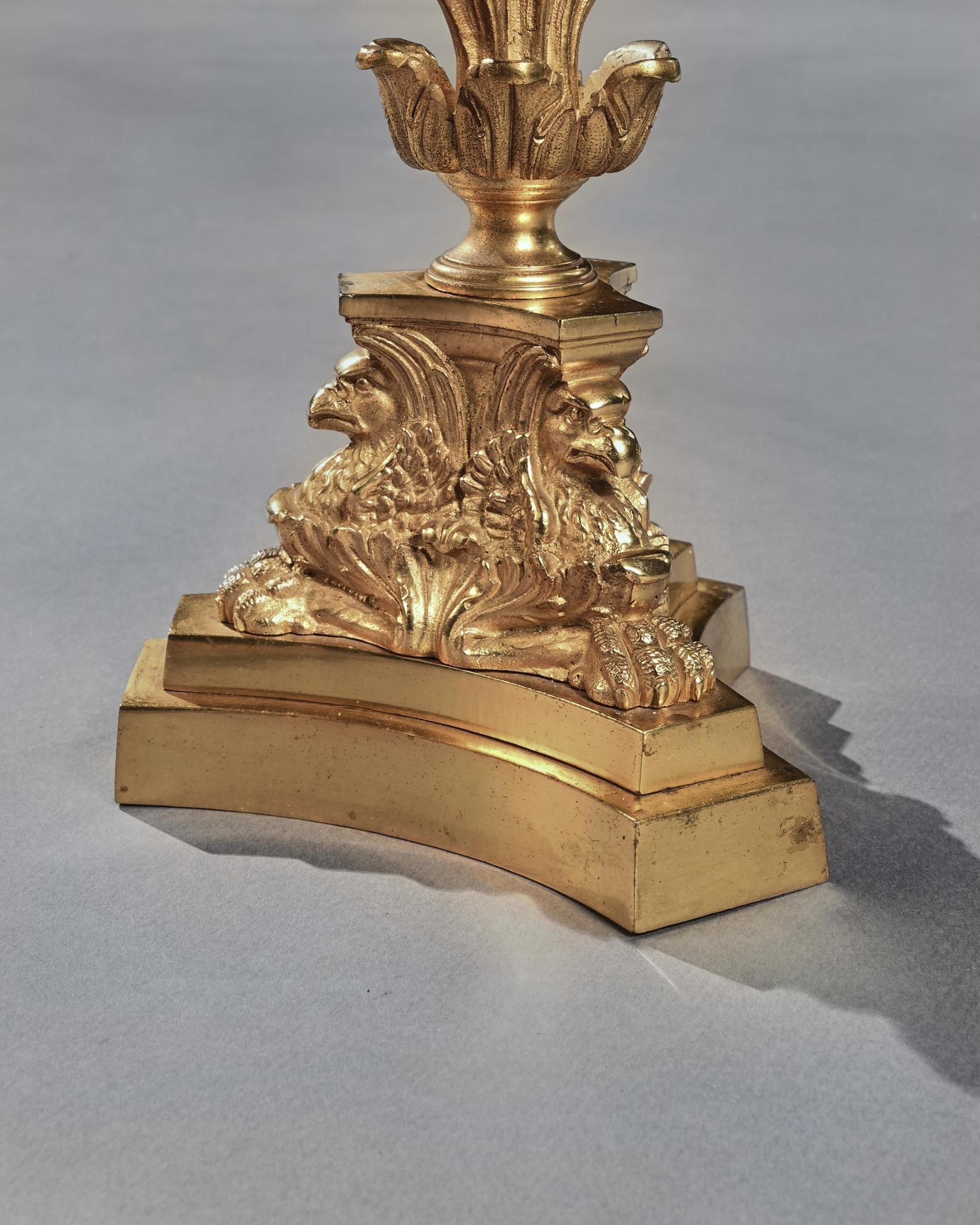 Paar vergoldete Bronze und Lüster aus dem frühen 19. Jahrhundert Drei Branch Kandelaber (Britisch) im Angebot