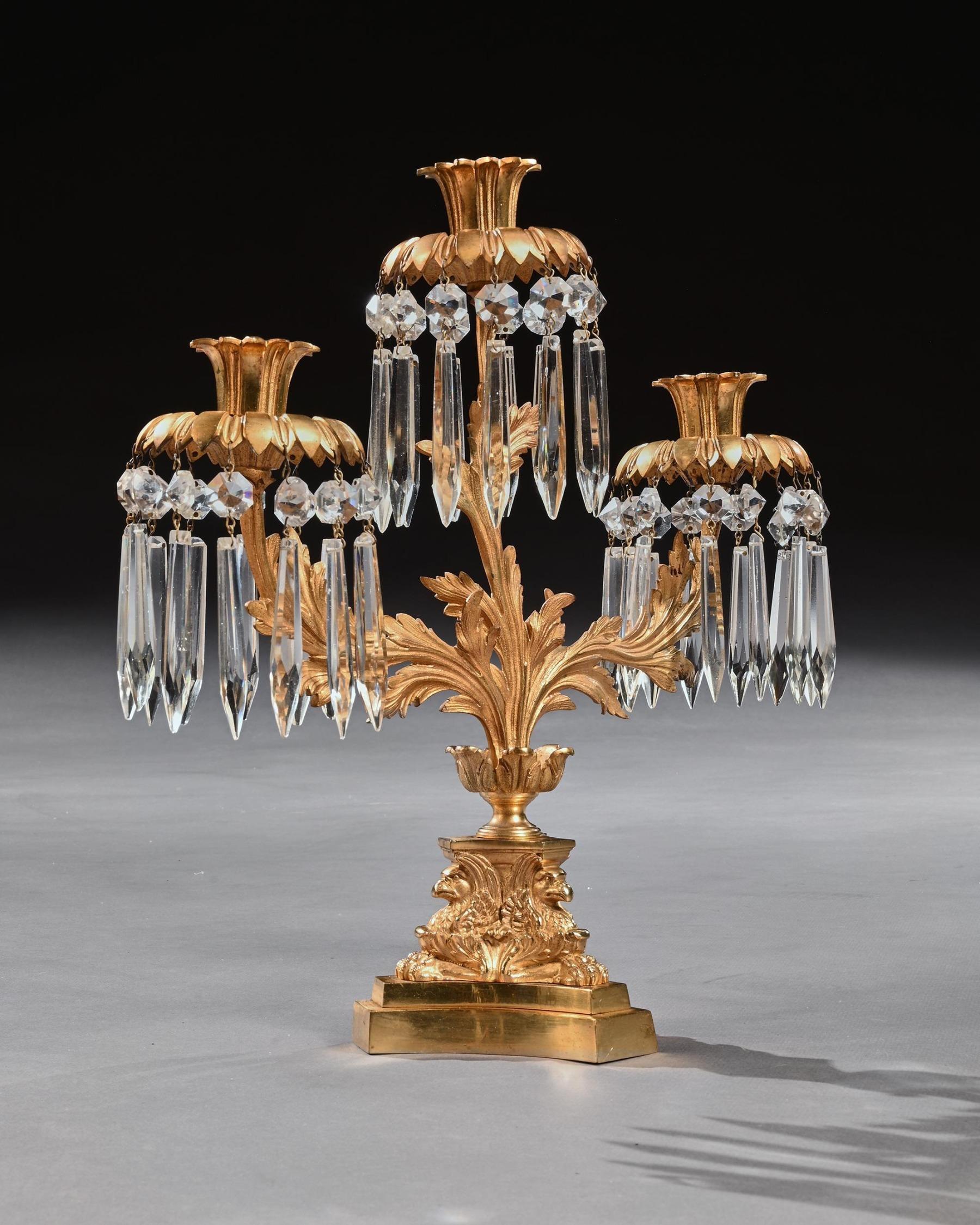 Doré Paire de candélabres à trois branches en bronze doré et lustres du début du 19e siècle en vente