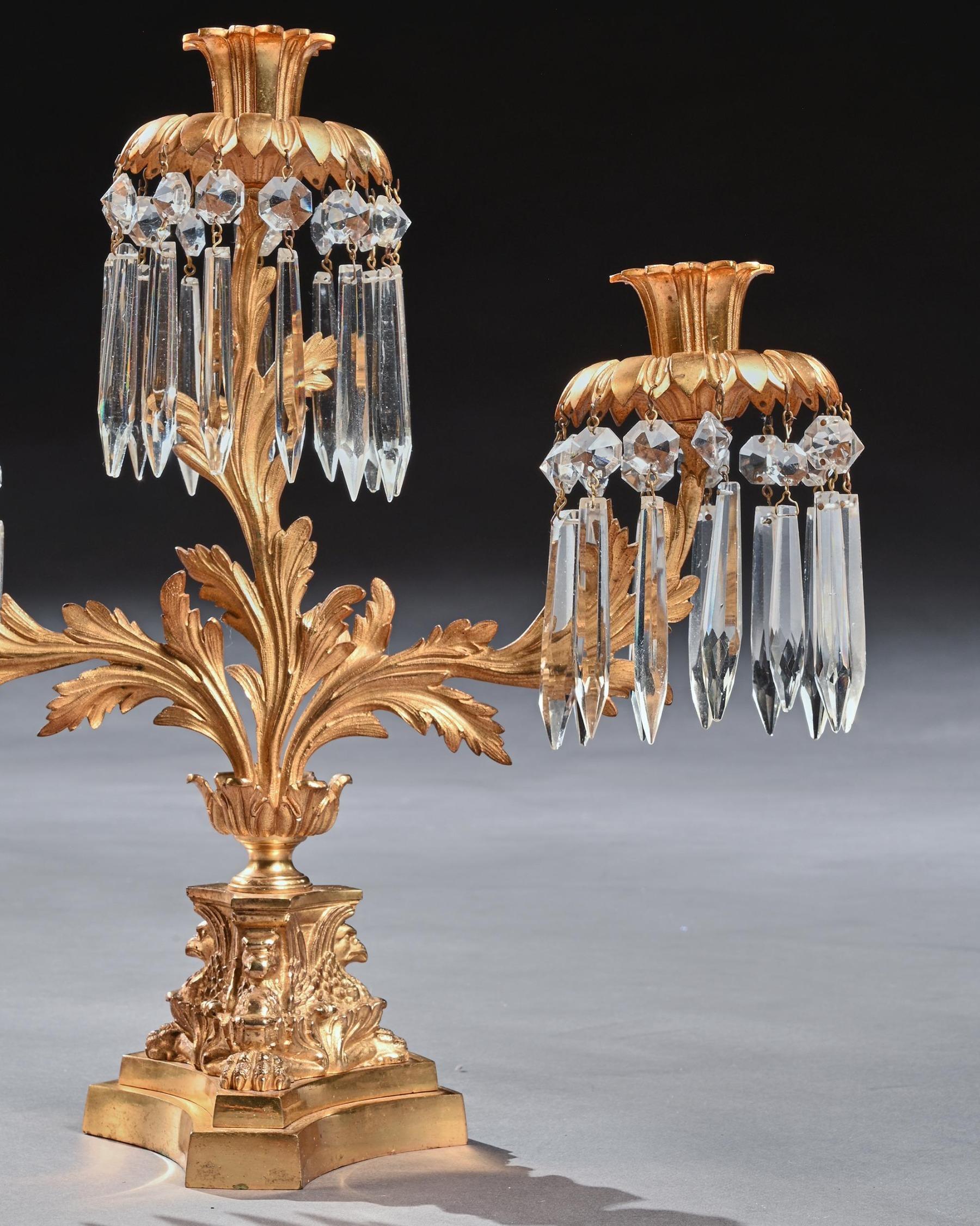 XIXe siècle Paire de candélabres à trois branches en bronze doré et lustres du début du 19e siècle en vente