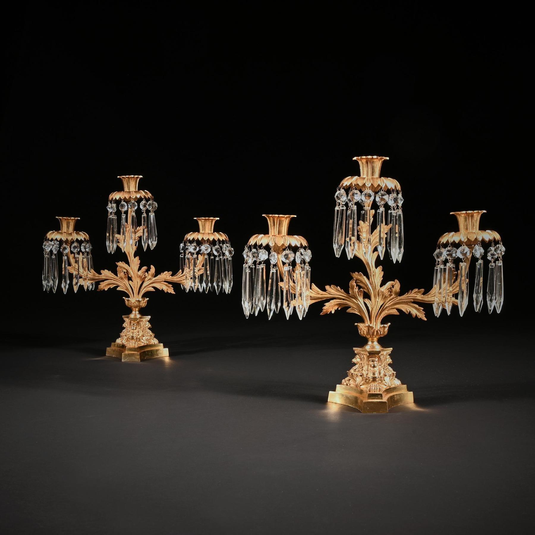 Bronze Paire de candélabres à trois branches en bronze doré et lustres du début du 19e siècle en vente