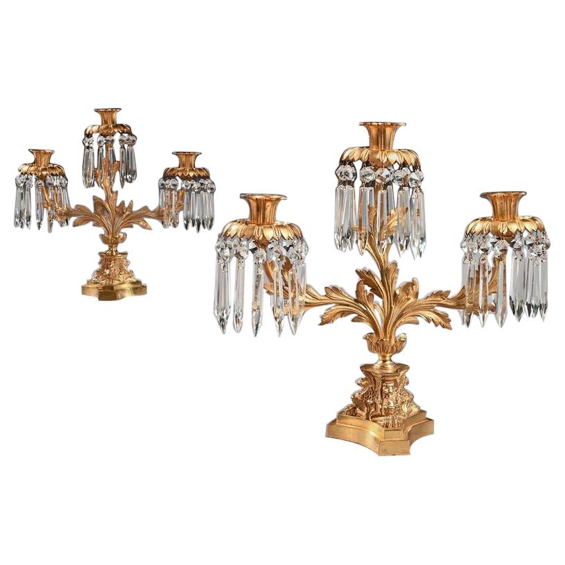 Paire de candélabres à trois branches en bronze doré et lustres du début du 19e siècle en vente