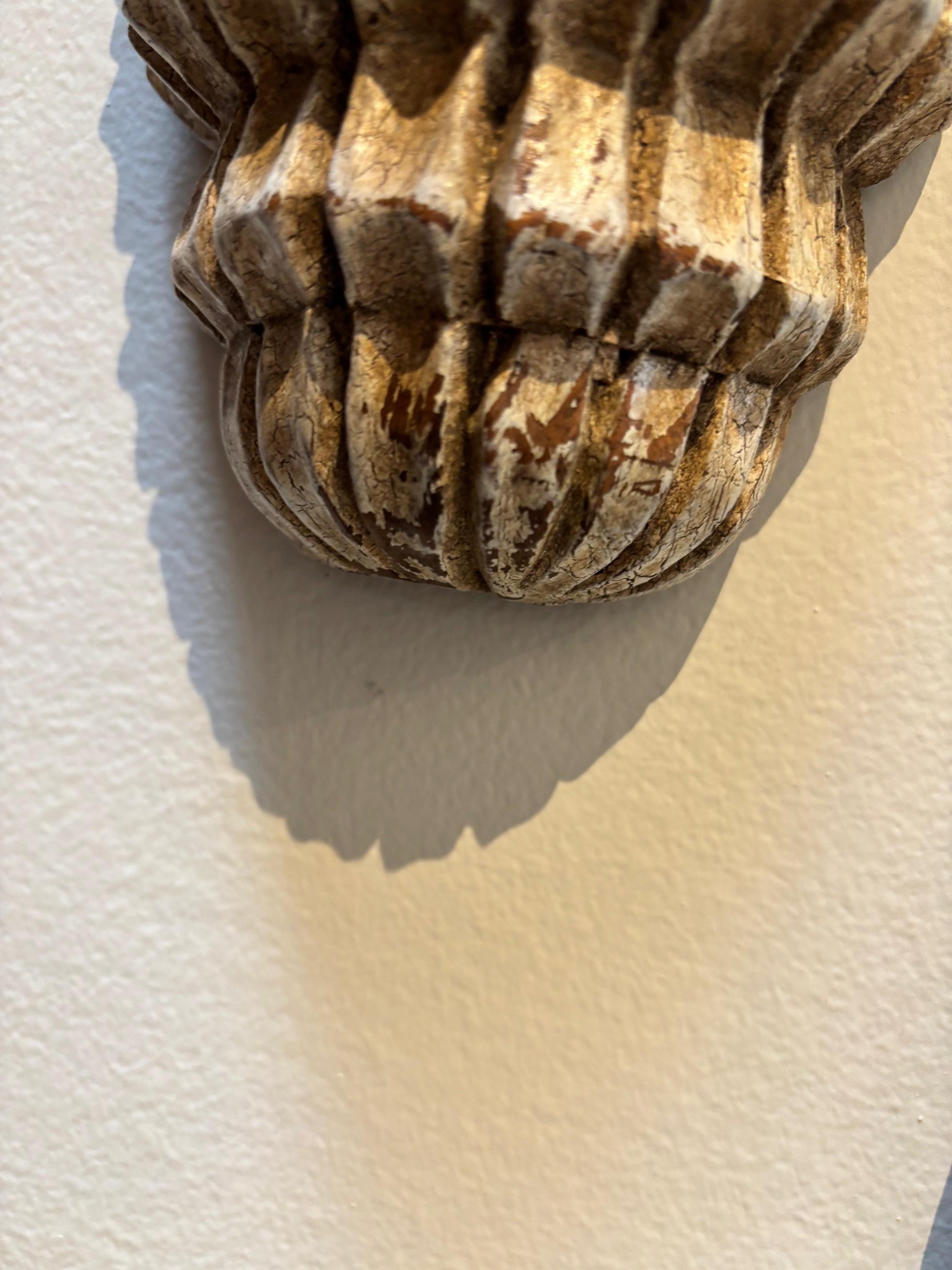 Paire de consoles du début du 19e siècle sculptées et peintes à la main en vente 5