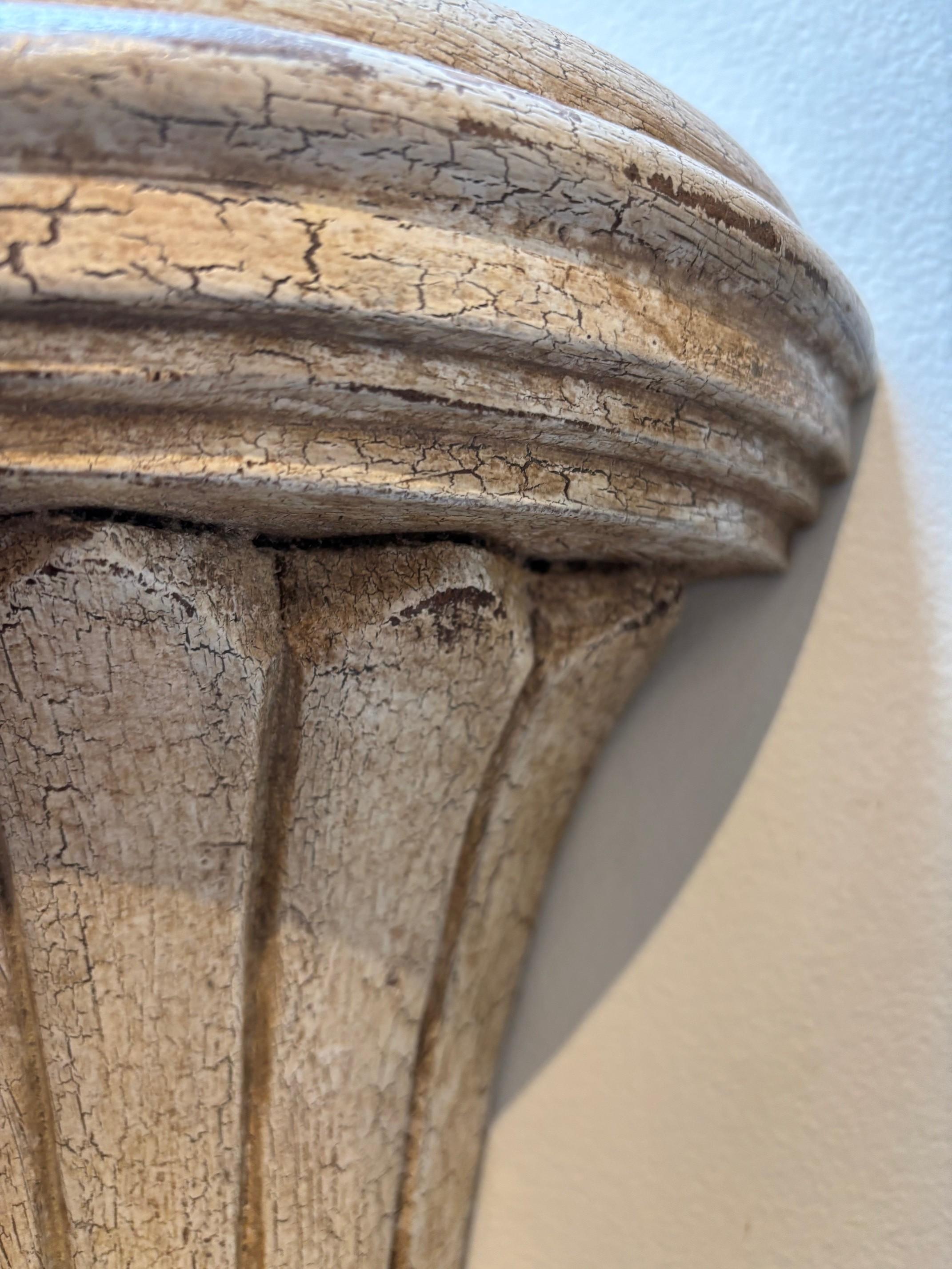 Paire de consoles du début du 19e siècle sculptées et peintes à la main en vente 1