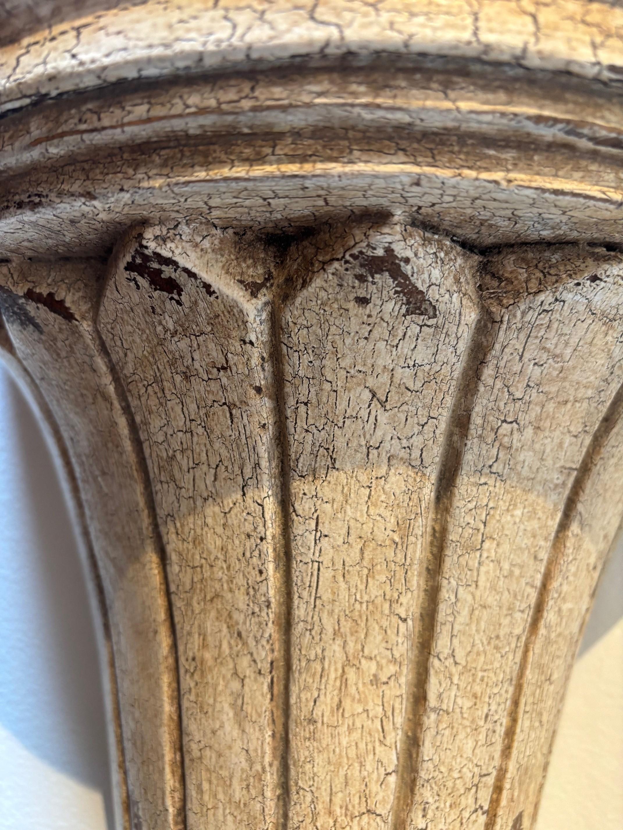 Paire de consoles du début du 19e siècle sculptées et peintes à la main en vente 7