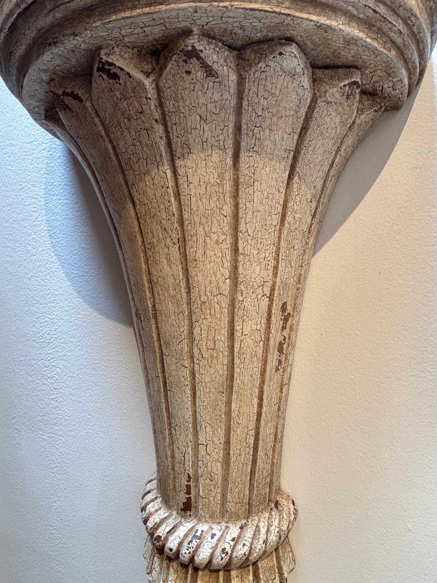 Paire de consoles du début du 19e siècle sculptées et peintes à la main en vente 9