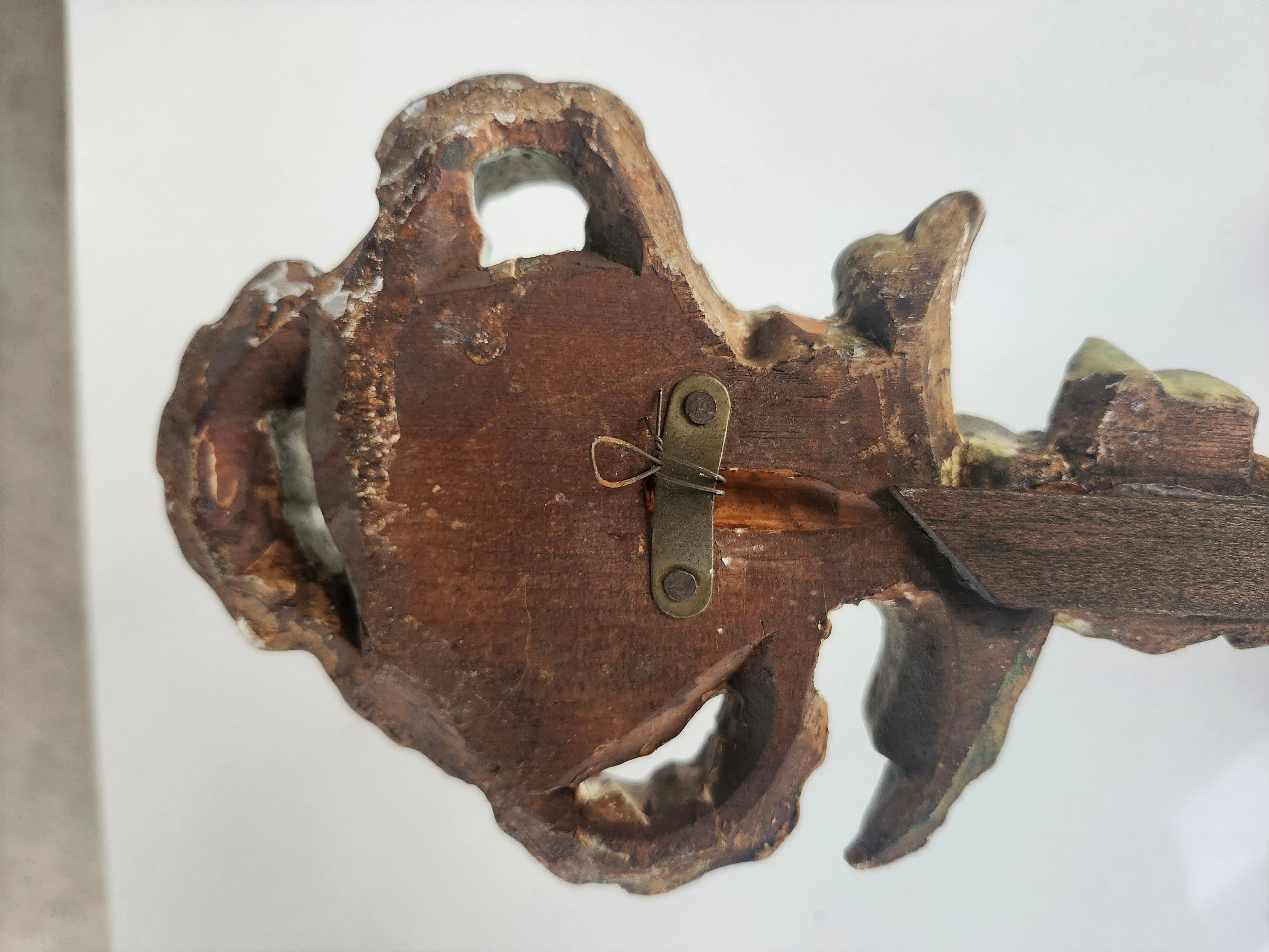 Pareja de candelabros de pared italianos policromados y tallados a mano de principios del siglo XIX en venta 2