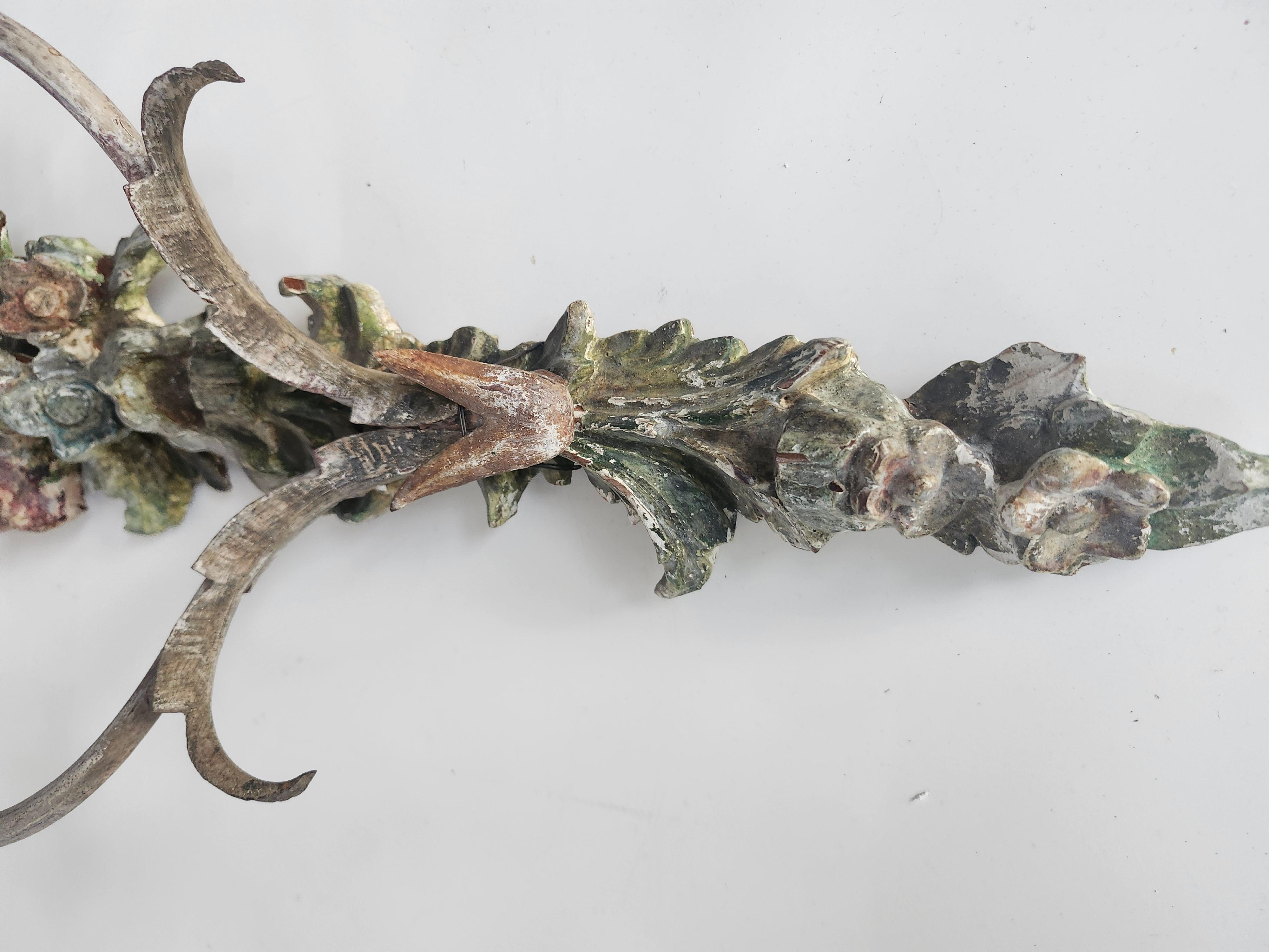 Pareja de candelabros de pared italianos policromados y tallados a mano de principios del siglo XIX en venta 4