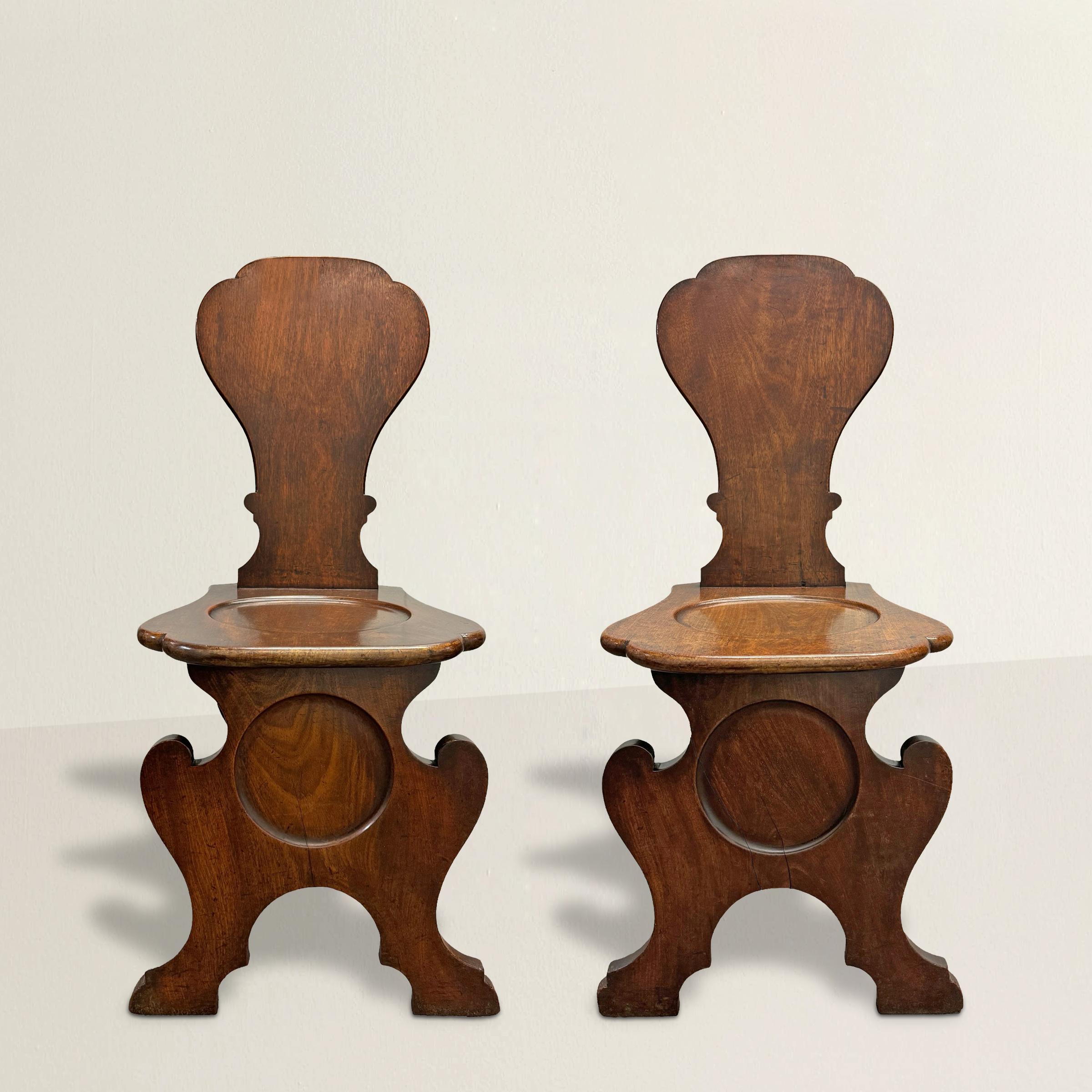 Diese exquisiten irischen Mahagoni-Sitzmöbel aus dem frühen 19. Jahrhundert, die in der Gabello-Form ausgeführt sind, sind außergewöhnliche Beispiele für den Stil und die Handwerkskunst der Epoche. Jeder Stuhl ist mit gewölbten Rondellen auf den