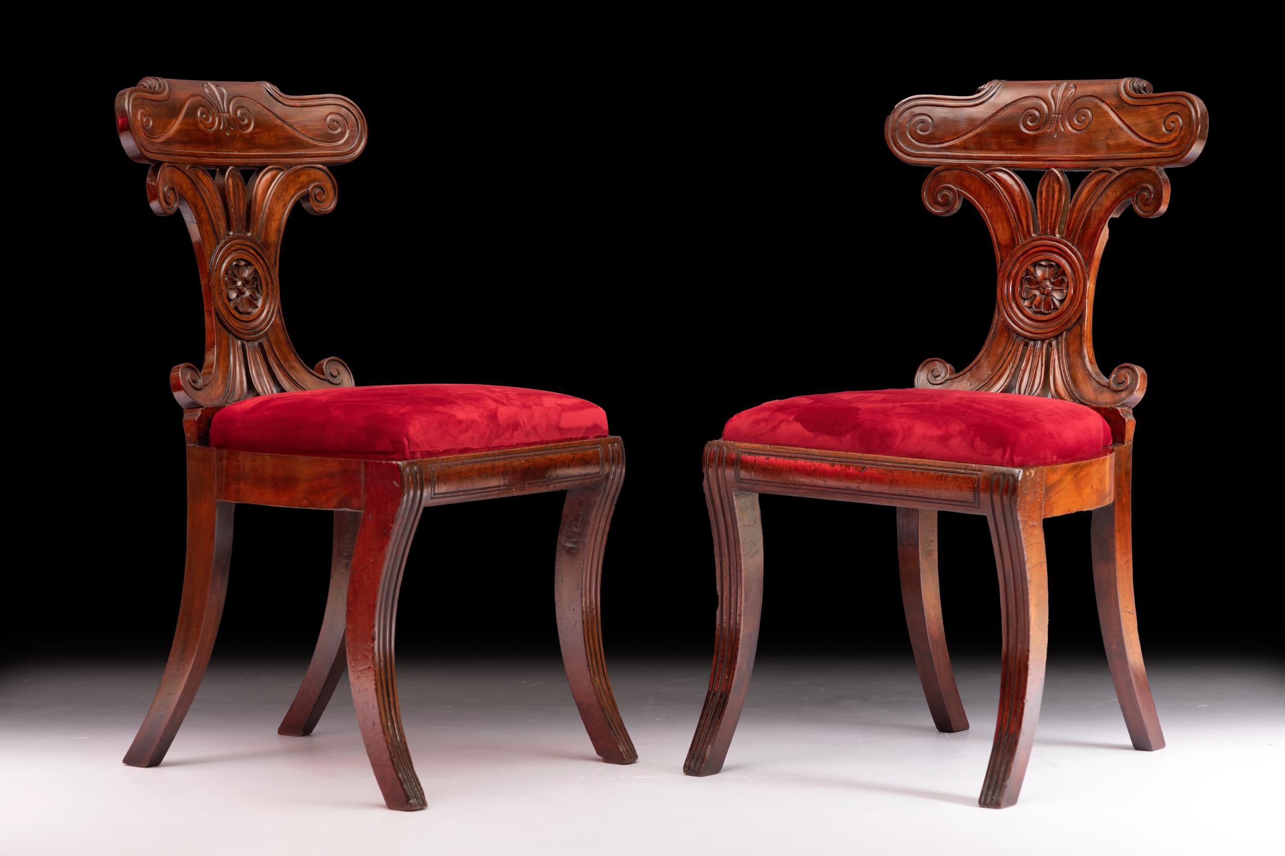 Pair Of Early 19th Century Irish Neo-Grecian Style Regency Side / Hall Chairs In Good Condition For Sale In Dublin, IE