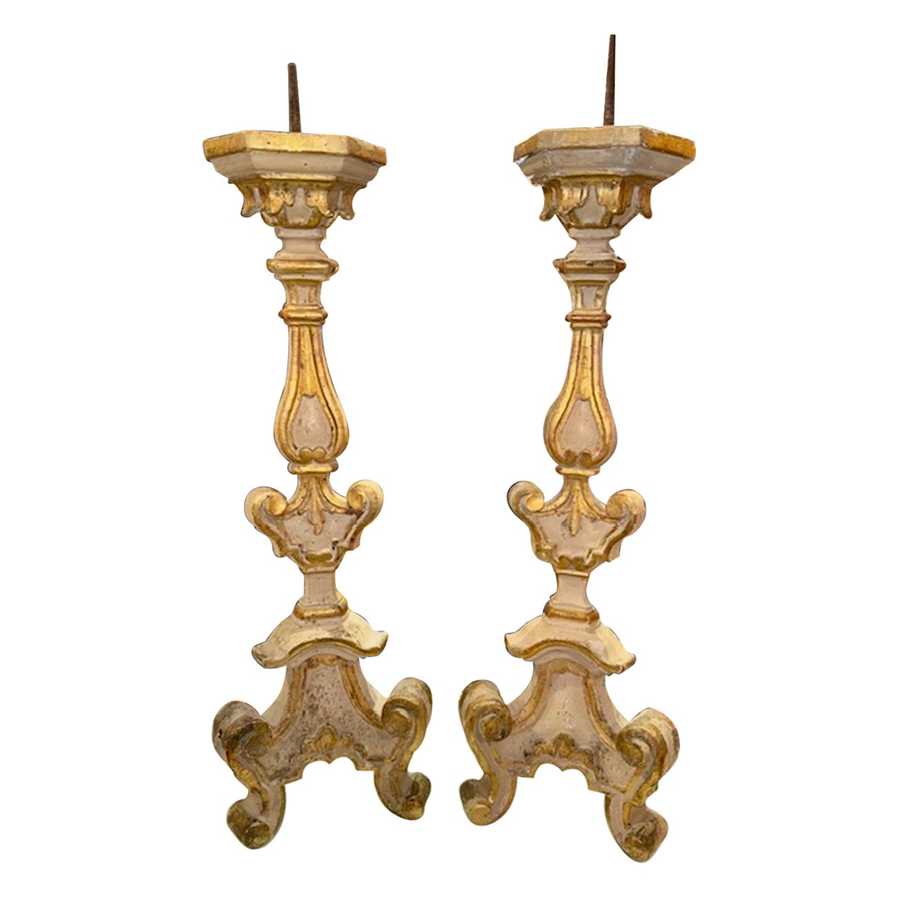 Paire de bâtons d'autel italiens du début du 19e siècle, sculptés et dorés à la parclose