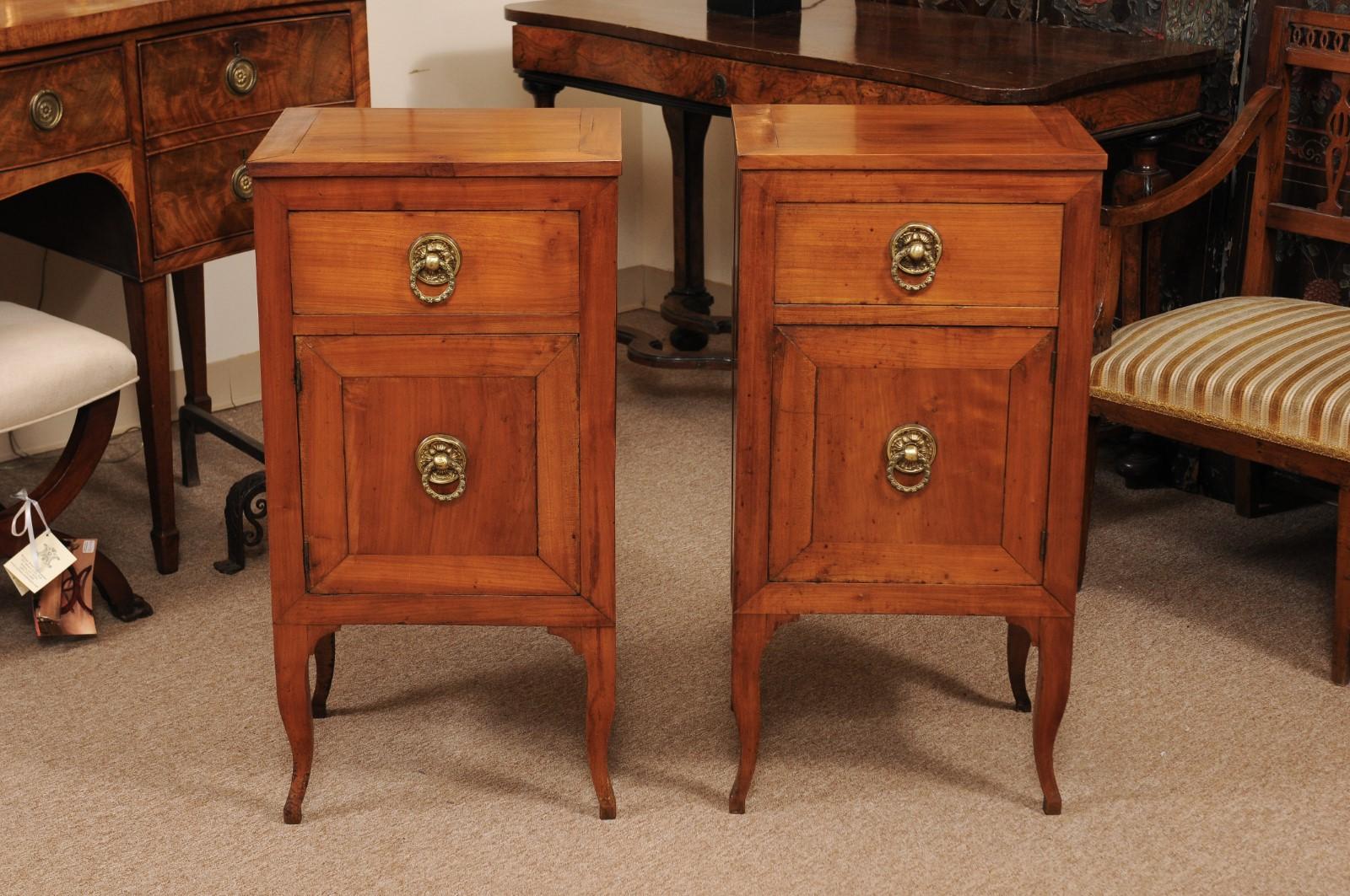 Pair of Early 19th Century Italian Fruitwood Commodini In Good Condition In Atlanta, GA