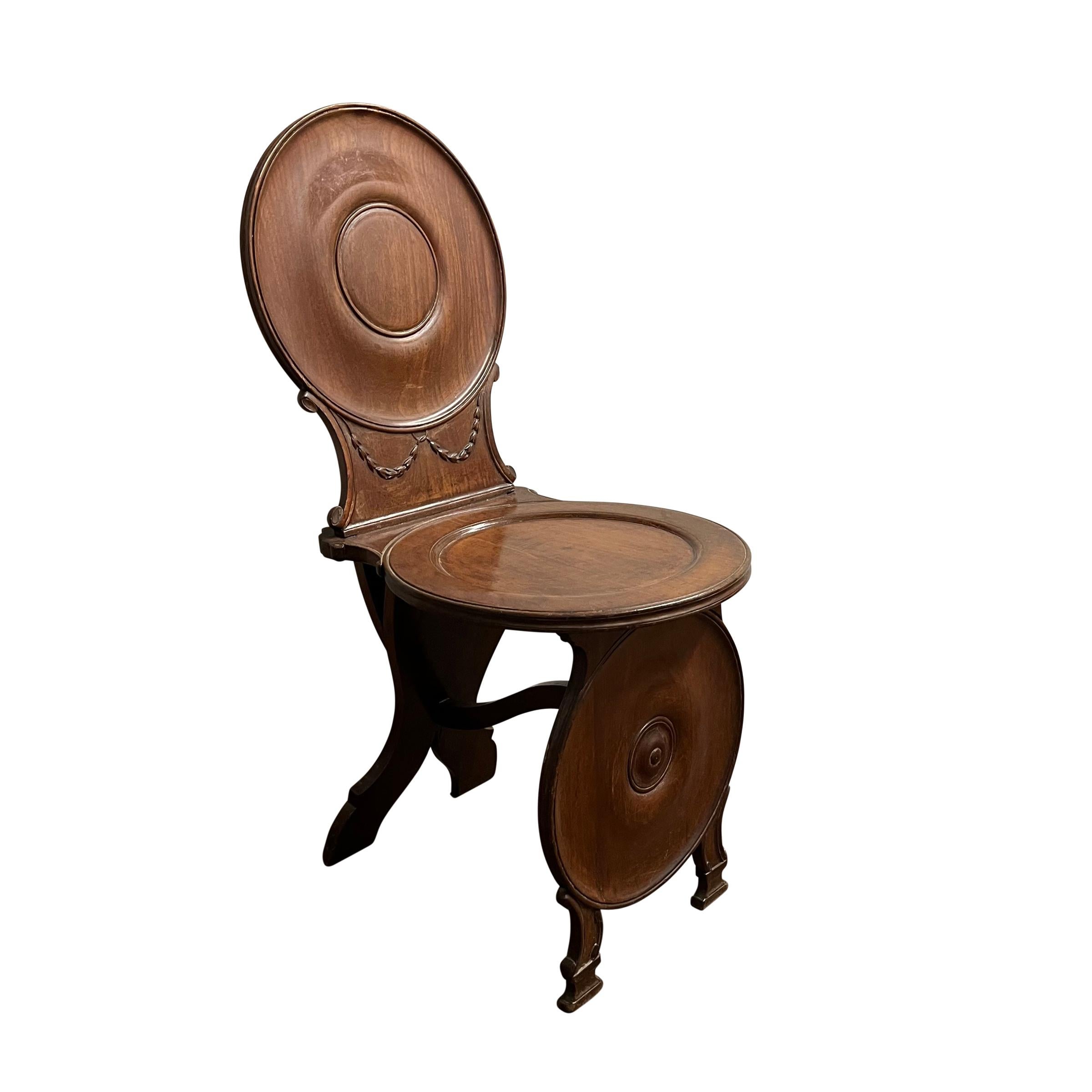 Acajou Paire de chaises de salon italiennes du début du 19e siècle en vente
