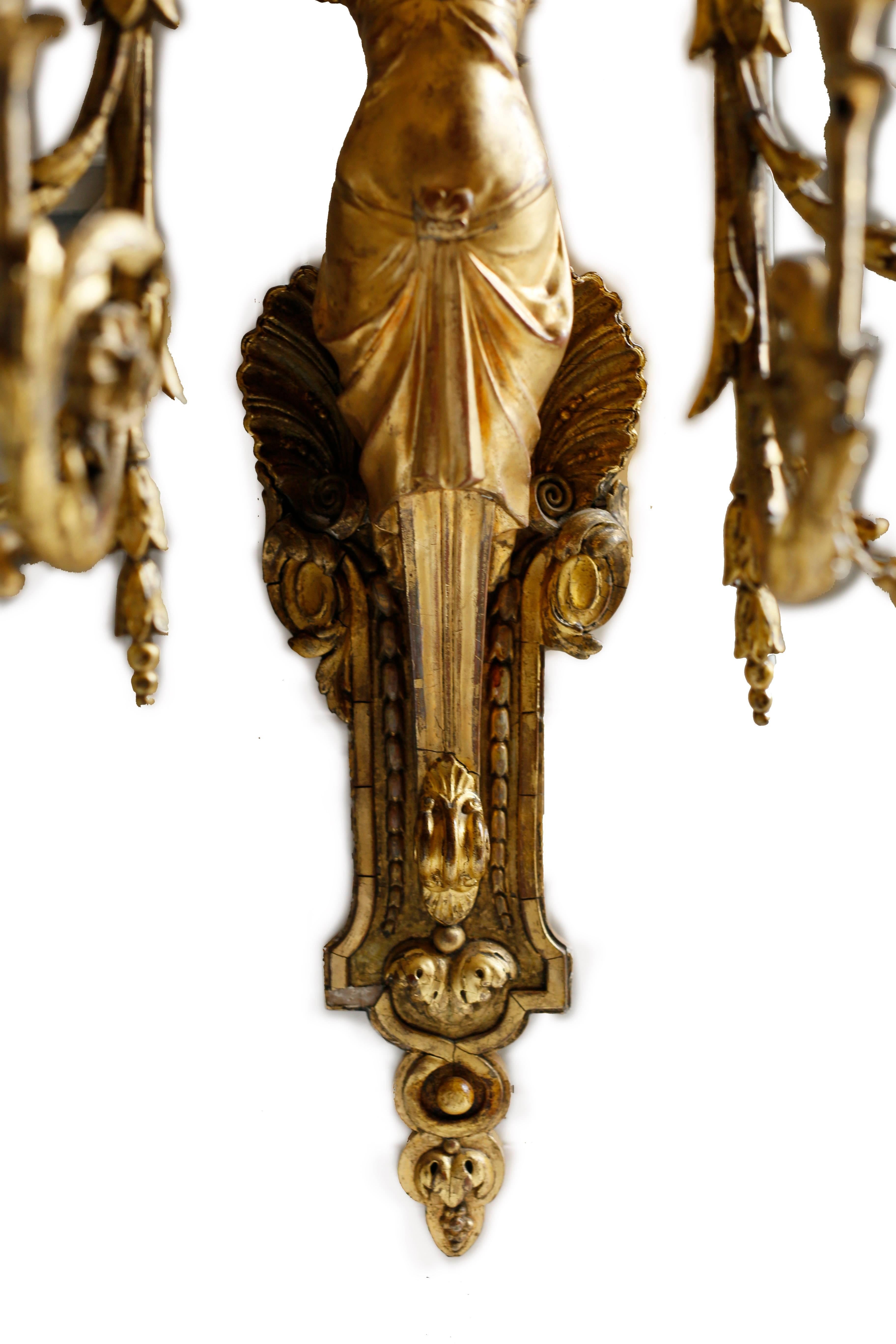 Néoclassique Paire d'appliques à six lumières figuratives dorées de style néoclassique italien du début du XIXe siècle en vente