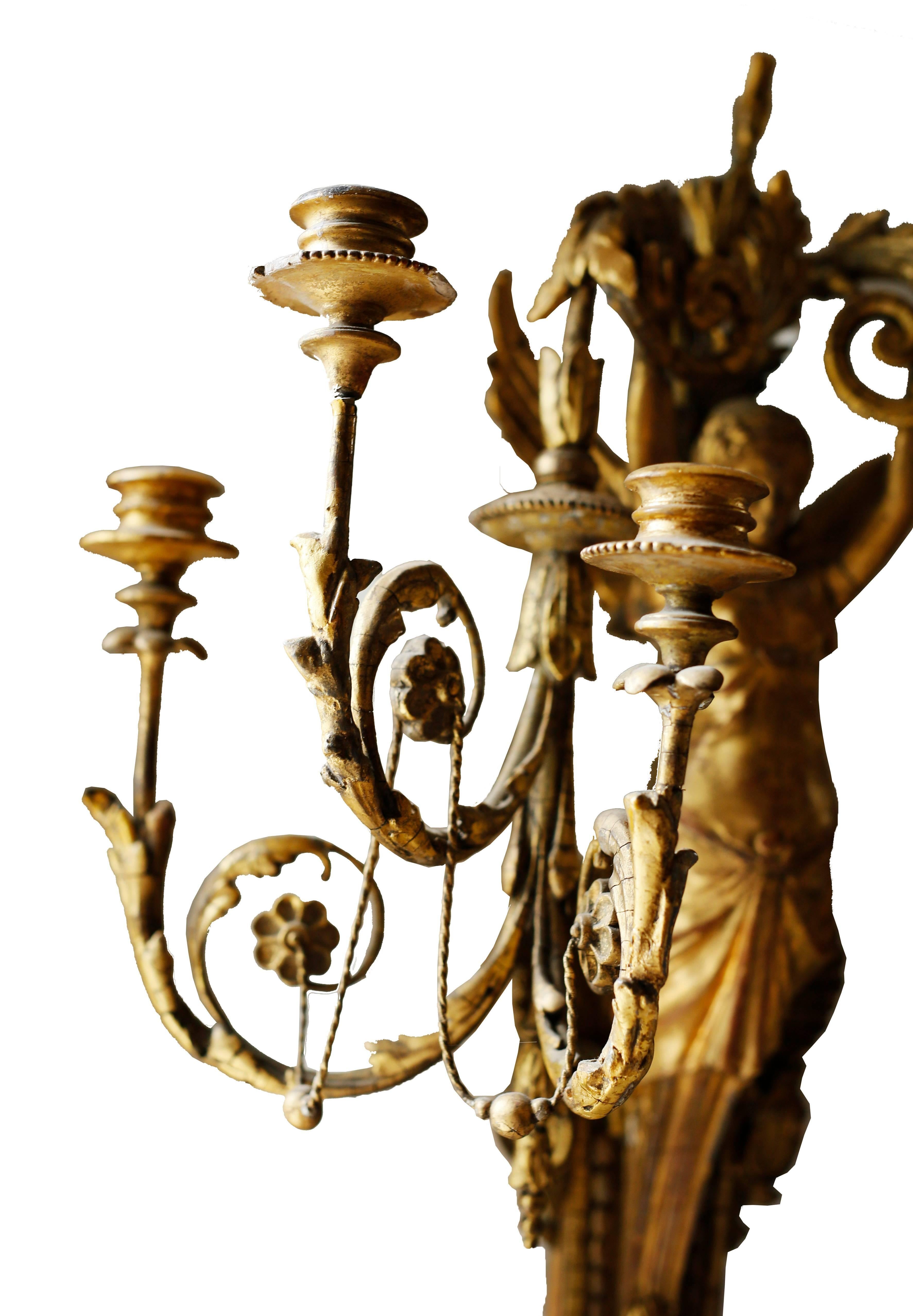 Début du XIXe siècle Paire d'appliques à six lumières figuratives dorées de style néoclassique italien du début du XIXe siècle en vente