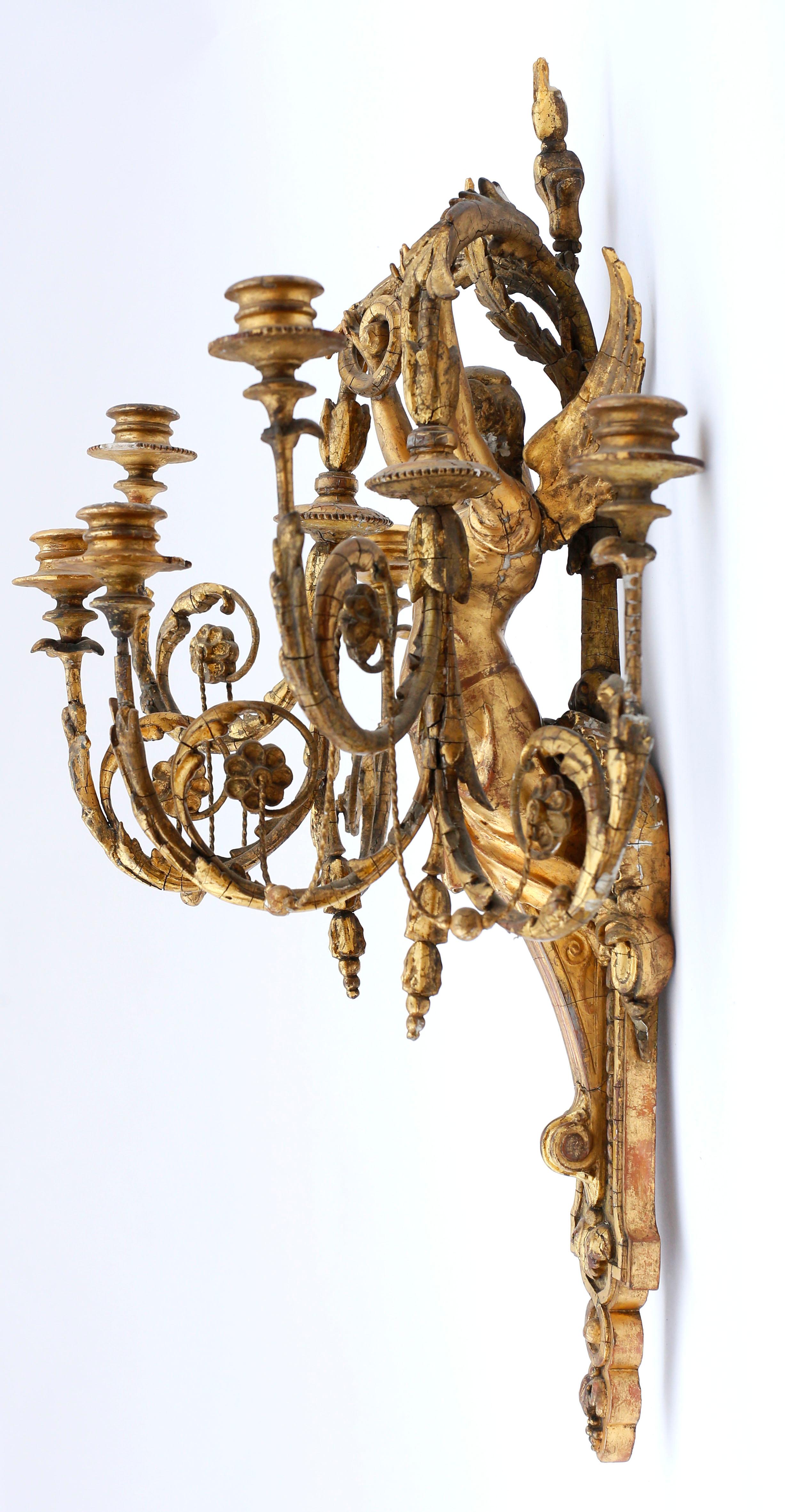 Début du XIXe siècle Paire d’appliques à six lumières figuratives dorées de style néoclassique italien du début du XIXe siècle en vente
