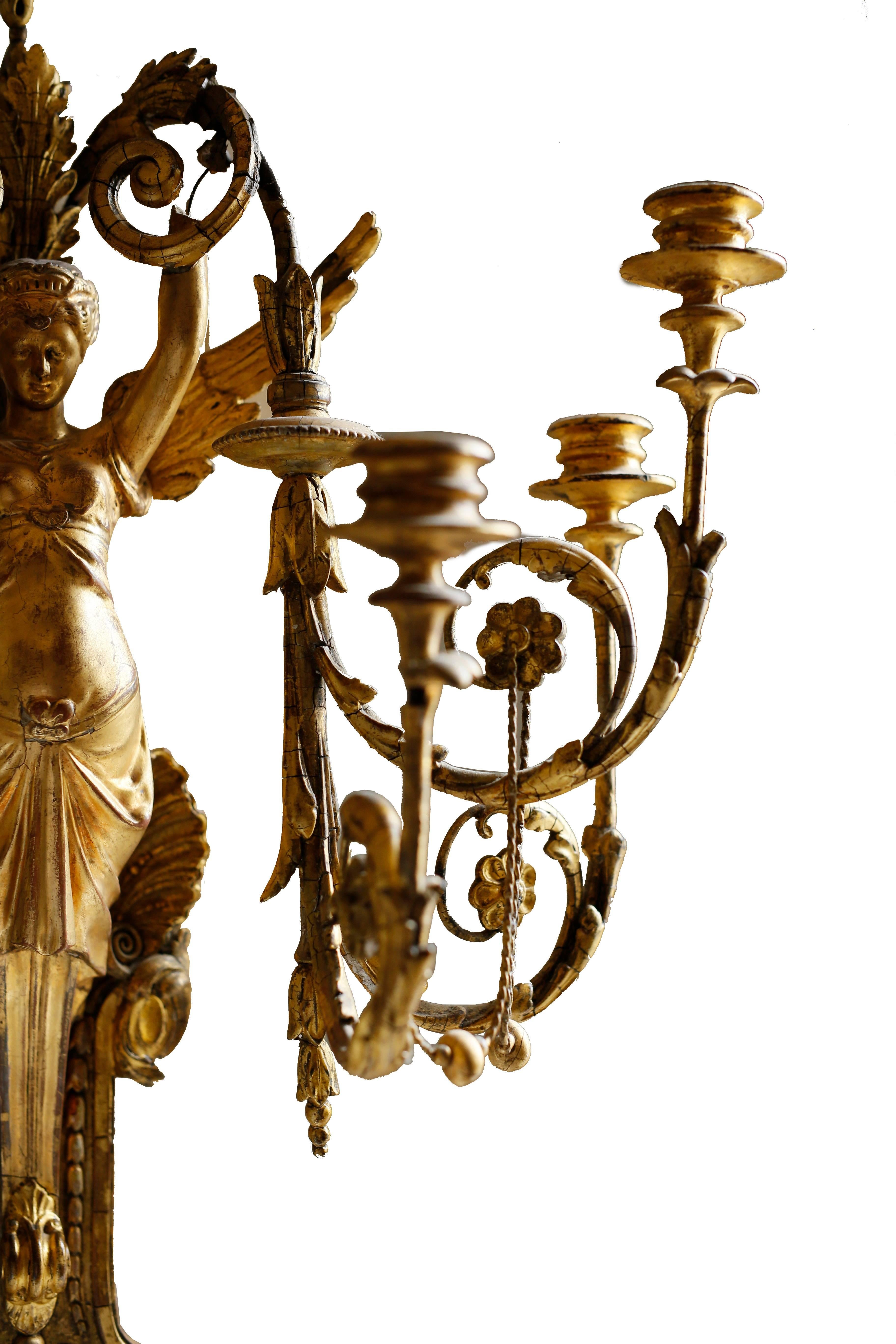 Bois doré Paire d'appliques à six lumières figuratives dorées de style néoclassique italien du début du XIXe siècle en vente
