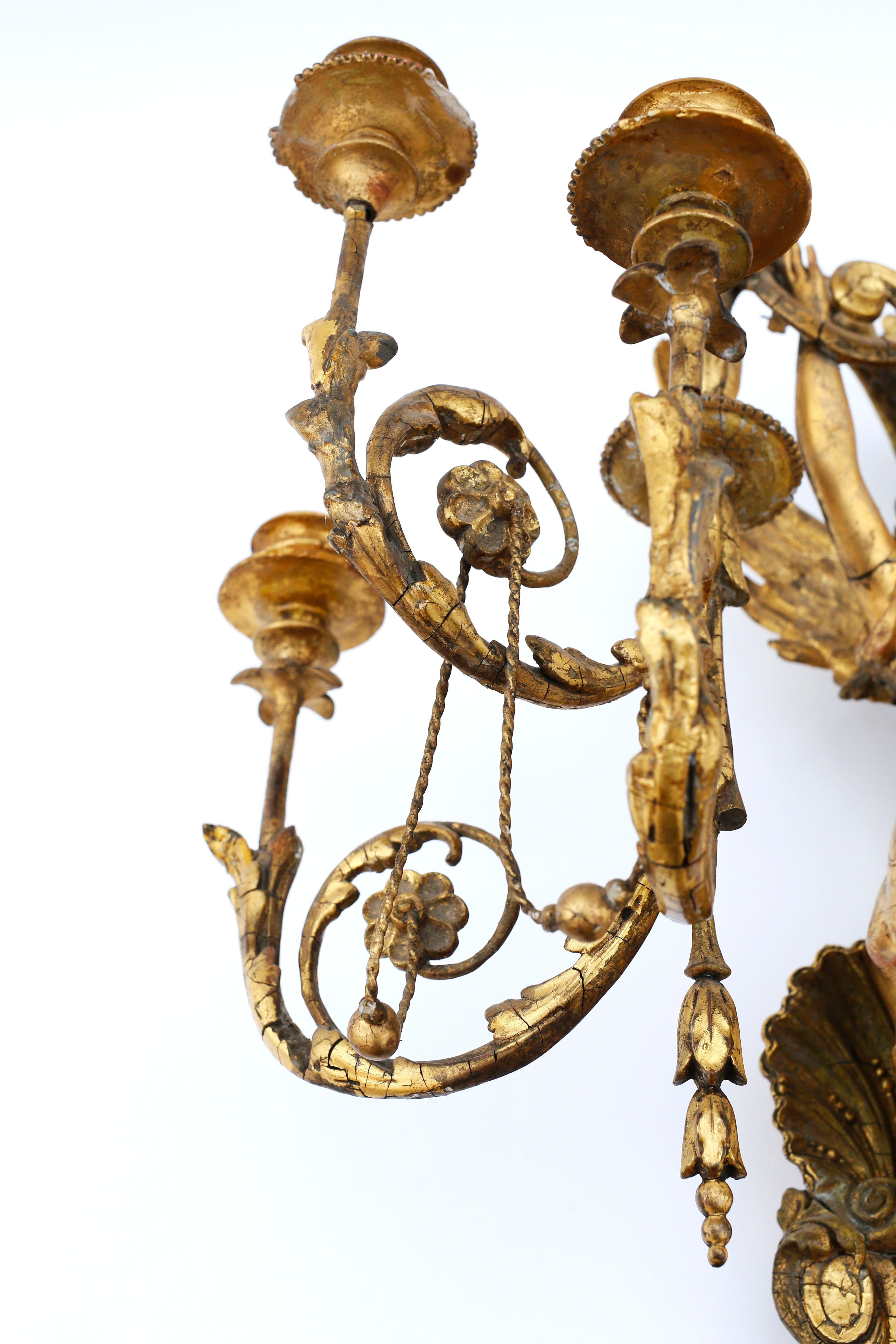 Bois doré Paire d’appliques à six lumières figuratives dorées de style néoclassique italien du début du XIXe siècle en vente