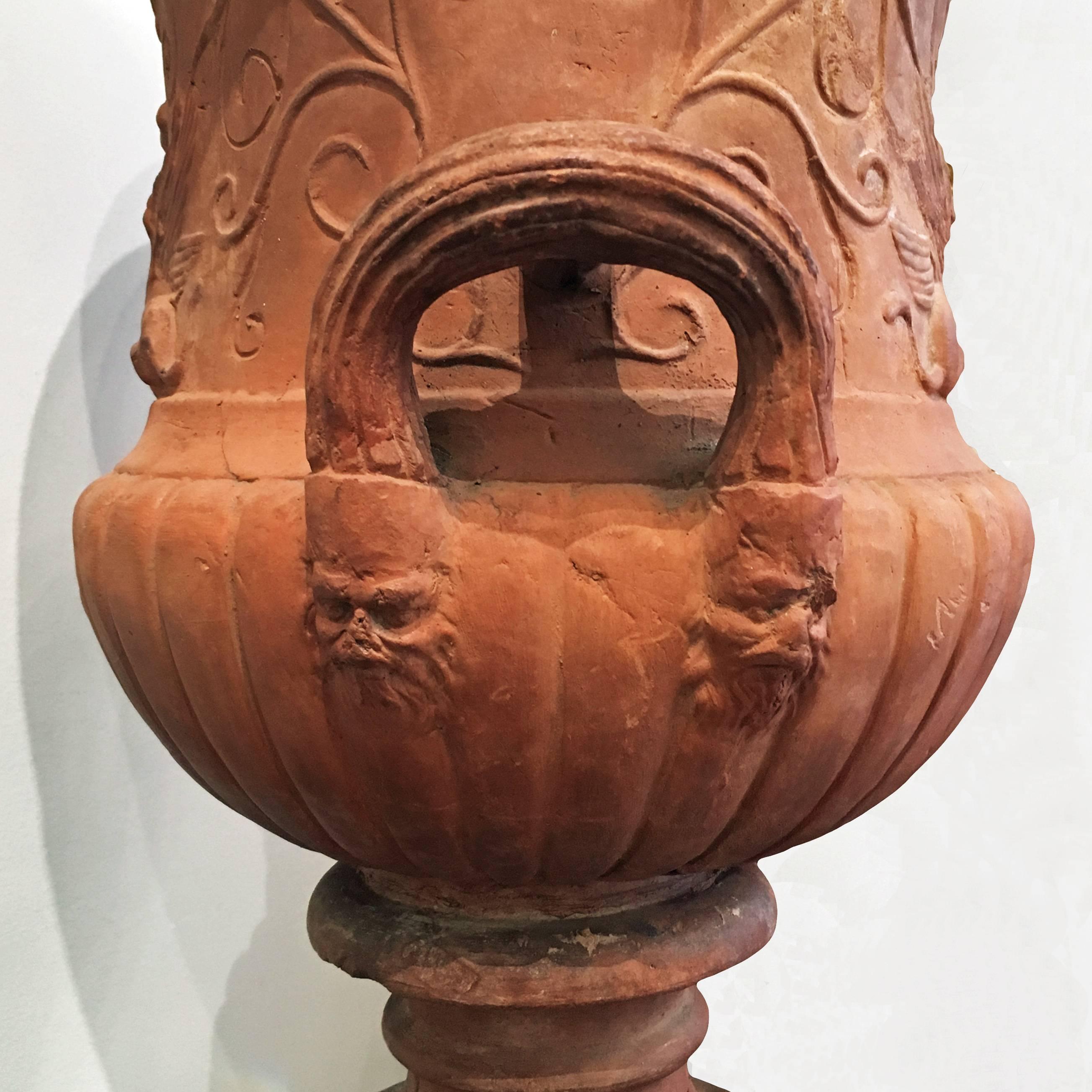 Pair of Early 19th Century Italian Neoclassical Medici Style Terracotta Urns In Good Condition In Firenze, IT