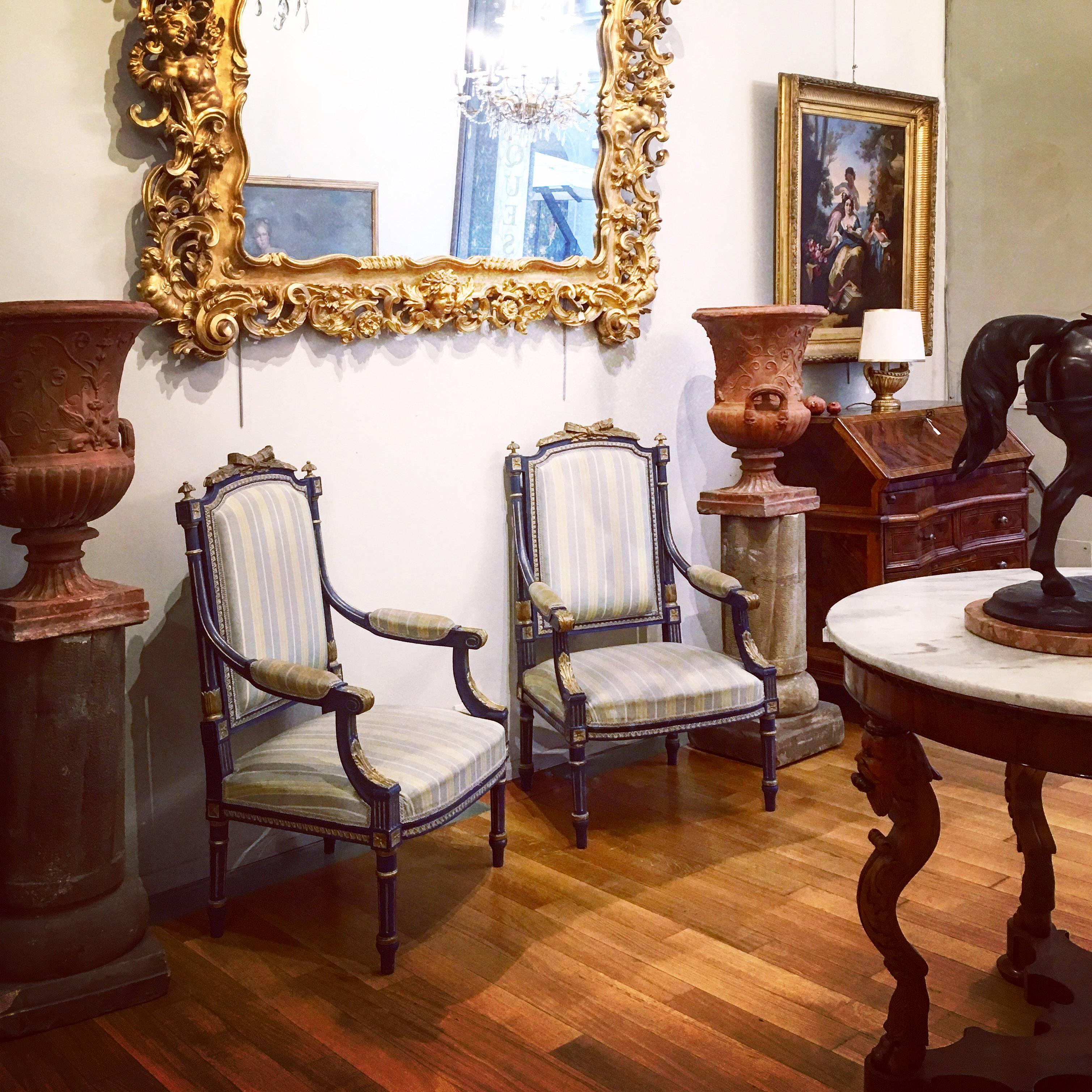 Pair of Early 19th Century Italian Neoclassical Medici Style Terracotta Urns 3