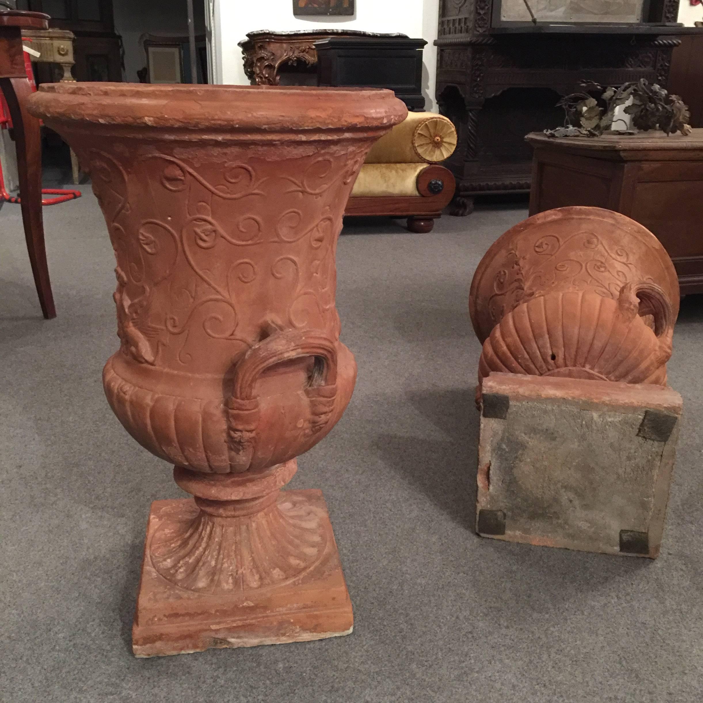 Pair of Early 19th Century Italian Neoclassical Medici Style Terracotta Urns 4