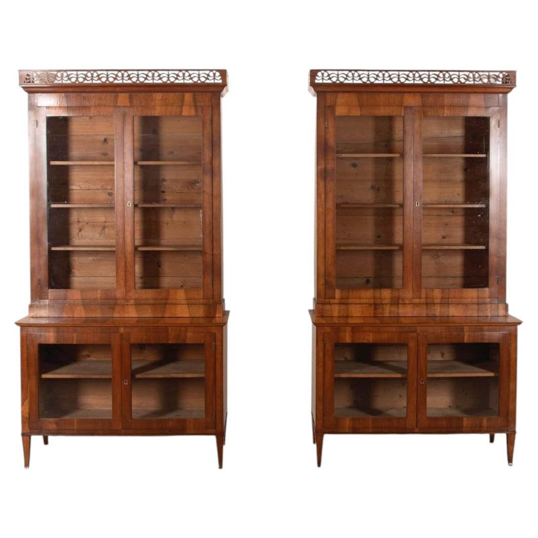 Par de estanterías italianas de madera de olivo de principios del siglo XIX