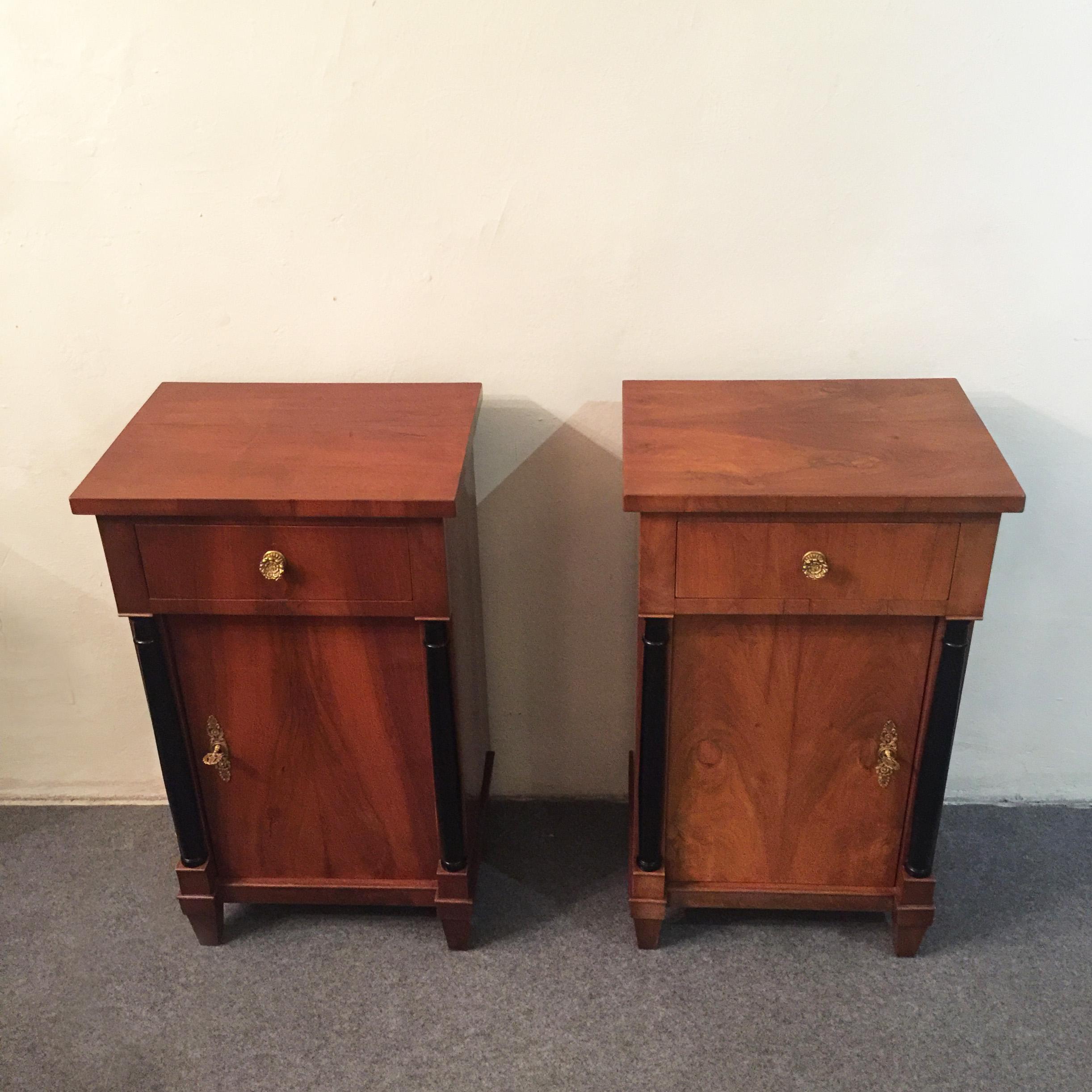 Pair of Early 19th Century Italian Tuscany Empire Bedside Tables in Walnut In Excellent Condition In Firenze, IT