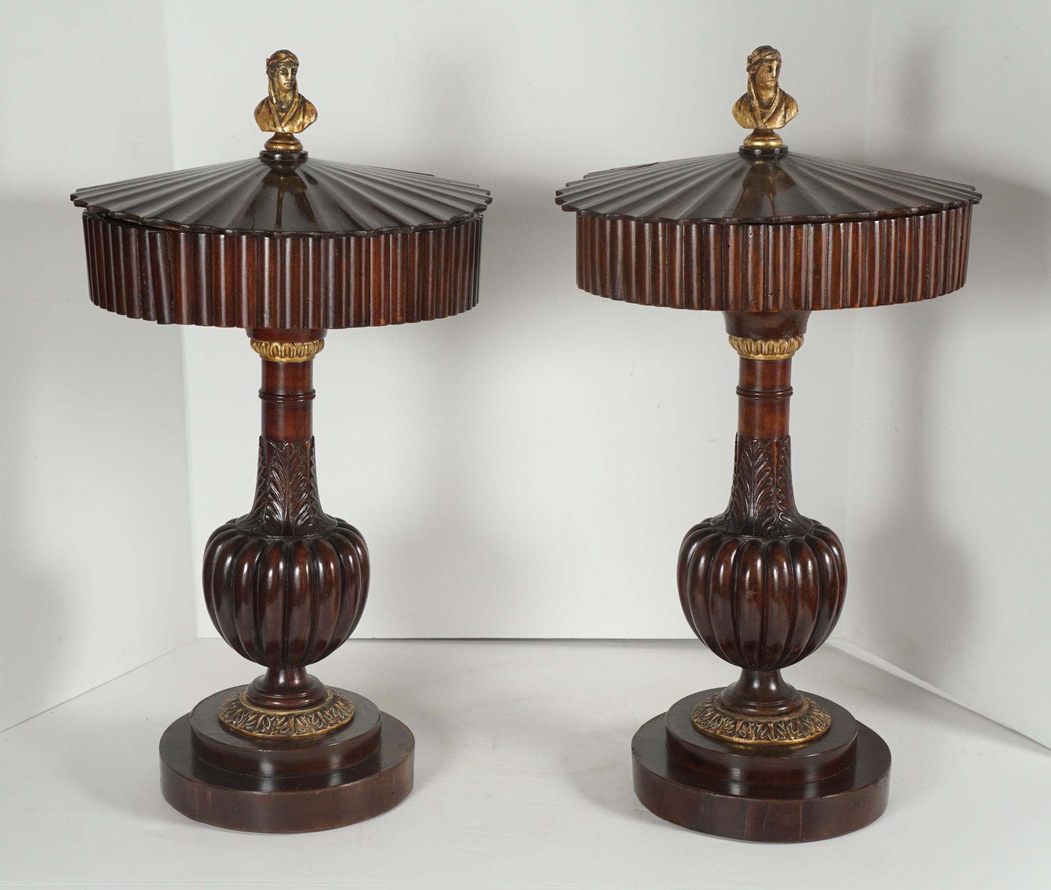 Este interesantísimo par de cajas de boda o presentación formaban parte de la colección decorativa de la Sra. de John Gutfreund y residían en su casa Murry House de Villanova Pa. Fabricadas en Italia entre 1800 y 1815, este par de cajas de