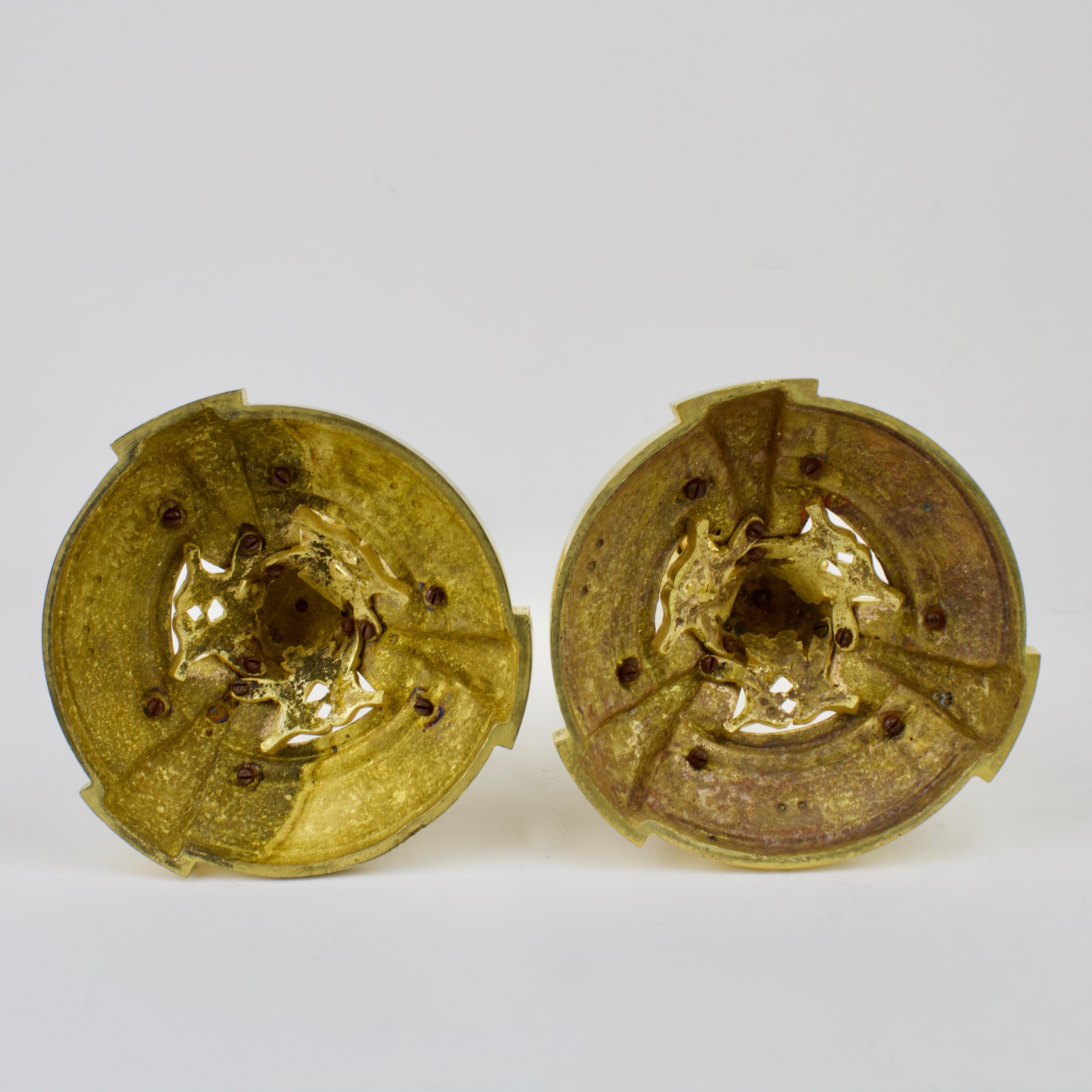 Paire de bougeoirs Louis XVI en bronze doré du début du XIXe siècle d'après Martincourt en vente 5