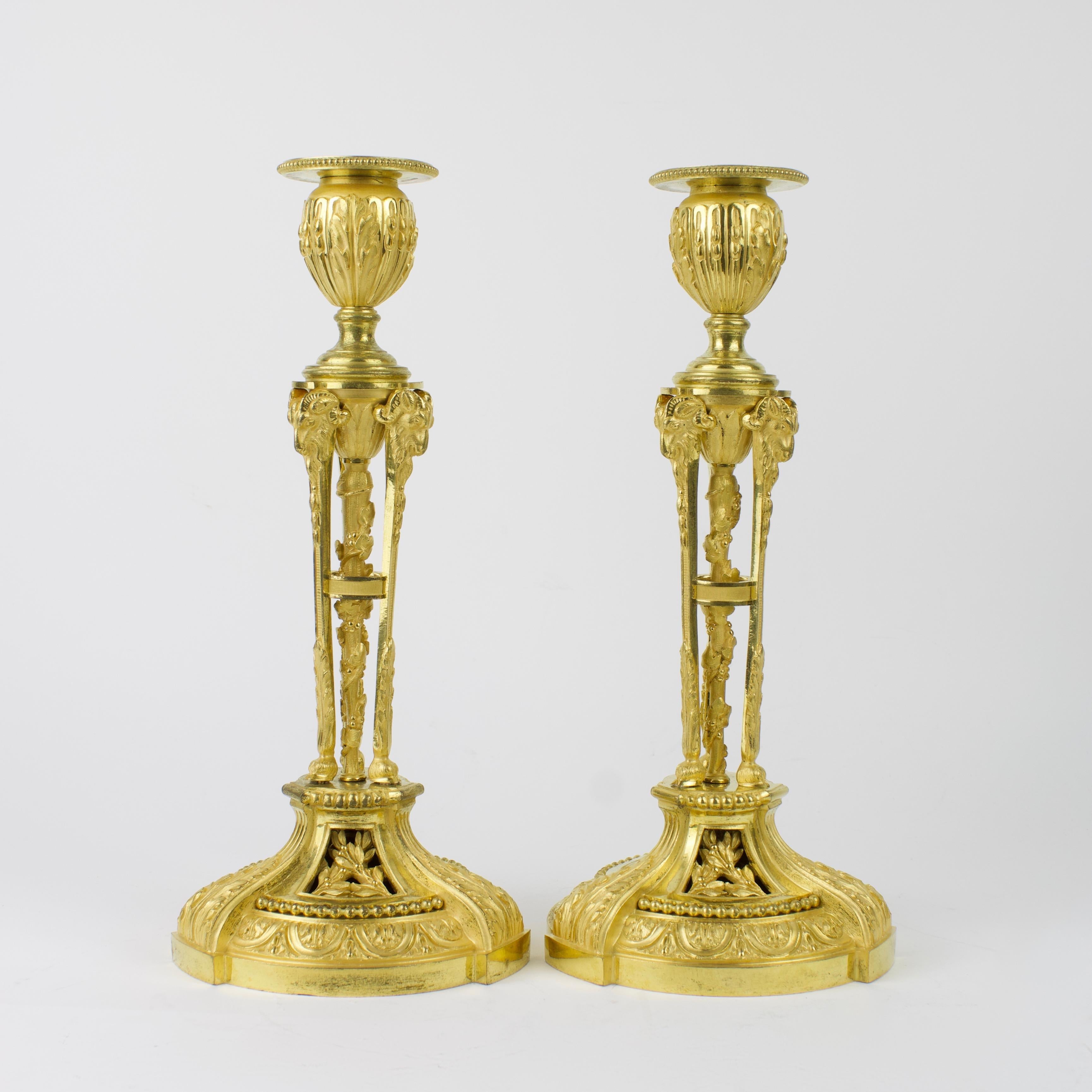 Doré Paire de bougeoirs Louis XVI en bronze doré du début du XIXe siècle d'après Martincourt en vente