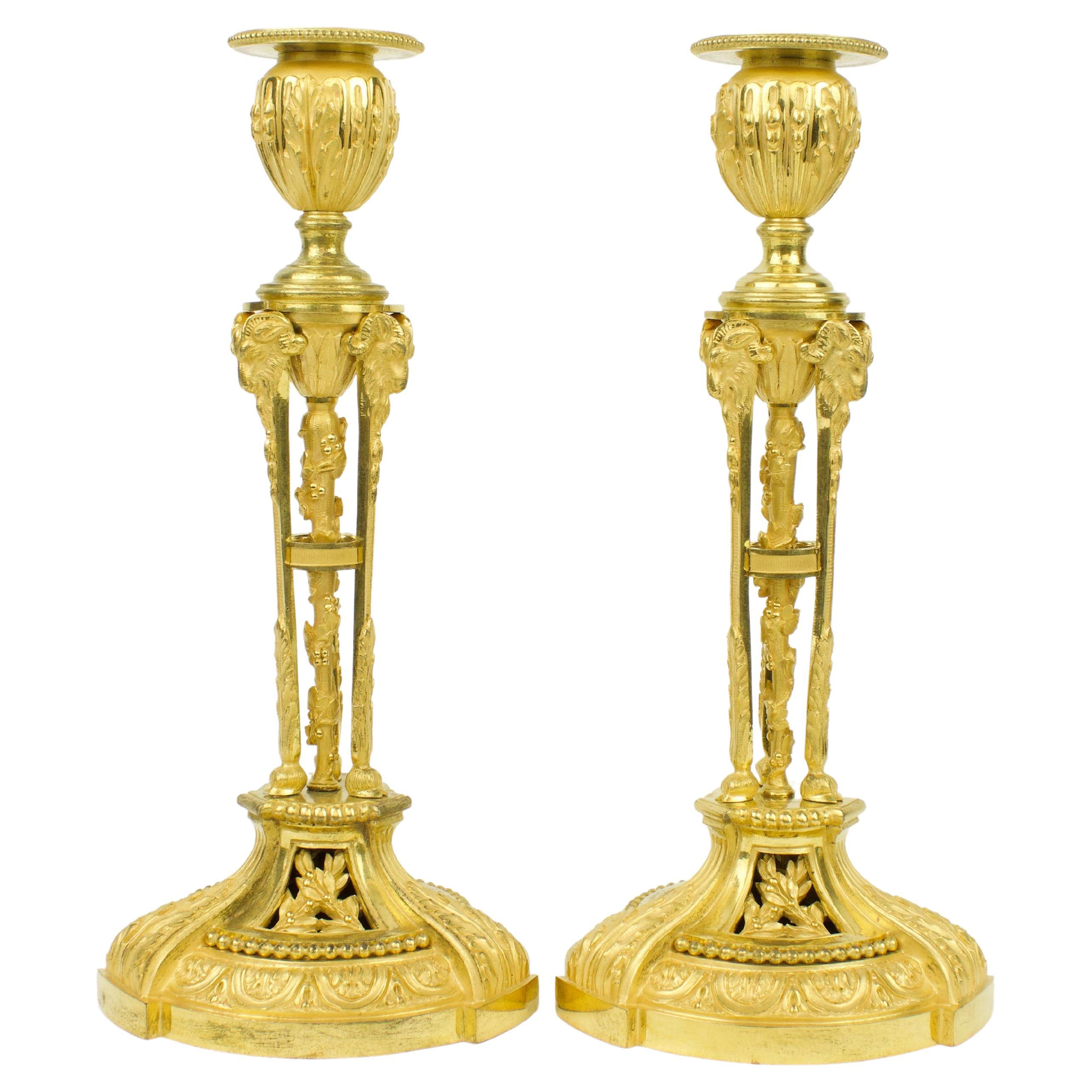 Paar Louis-XVI-Kerzenleuchter aus vergoldeter Bronze nach Martincourt aus dem frühen 19. Jahrhundert