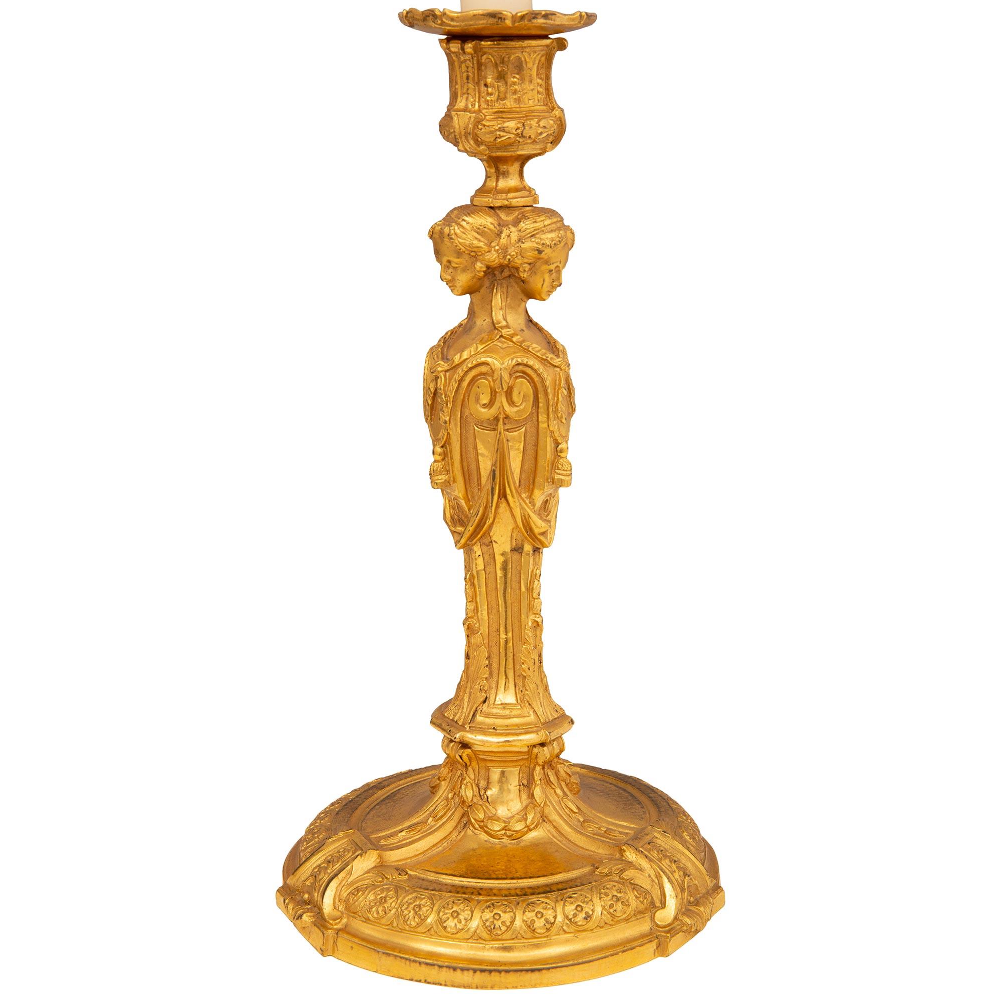 Français Paire de bougeoirs en bronze doré de style Louis XVI du début du XIXe siècle en vente