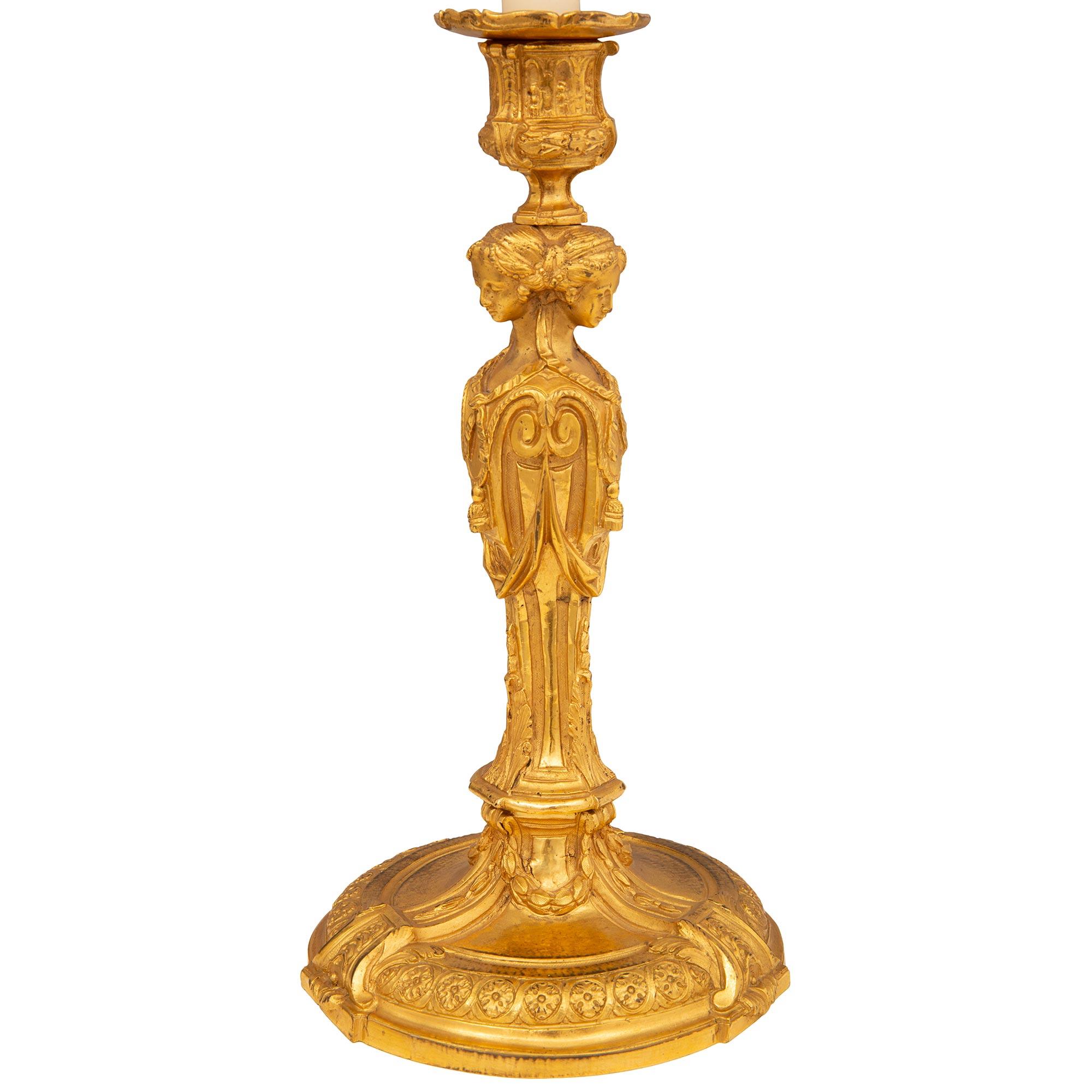 Francese Coppia di candelieri in stile Luigi XVI dell'inizio del XIX secolo in ormolu in vendita