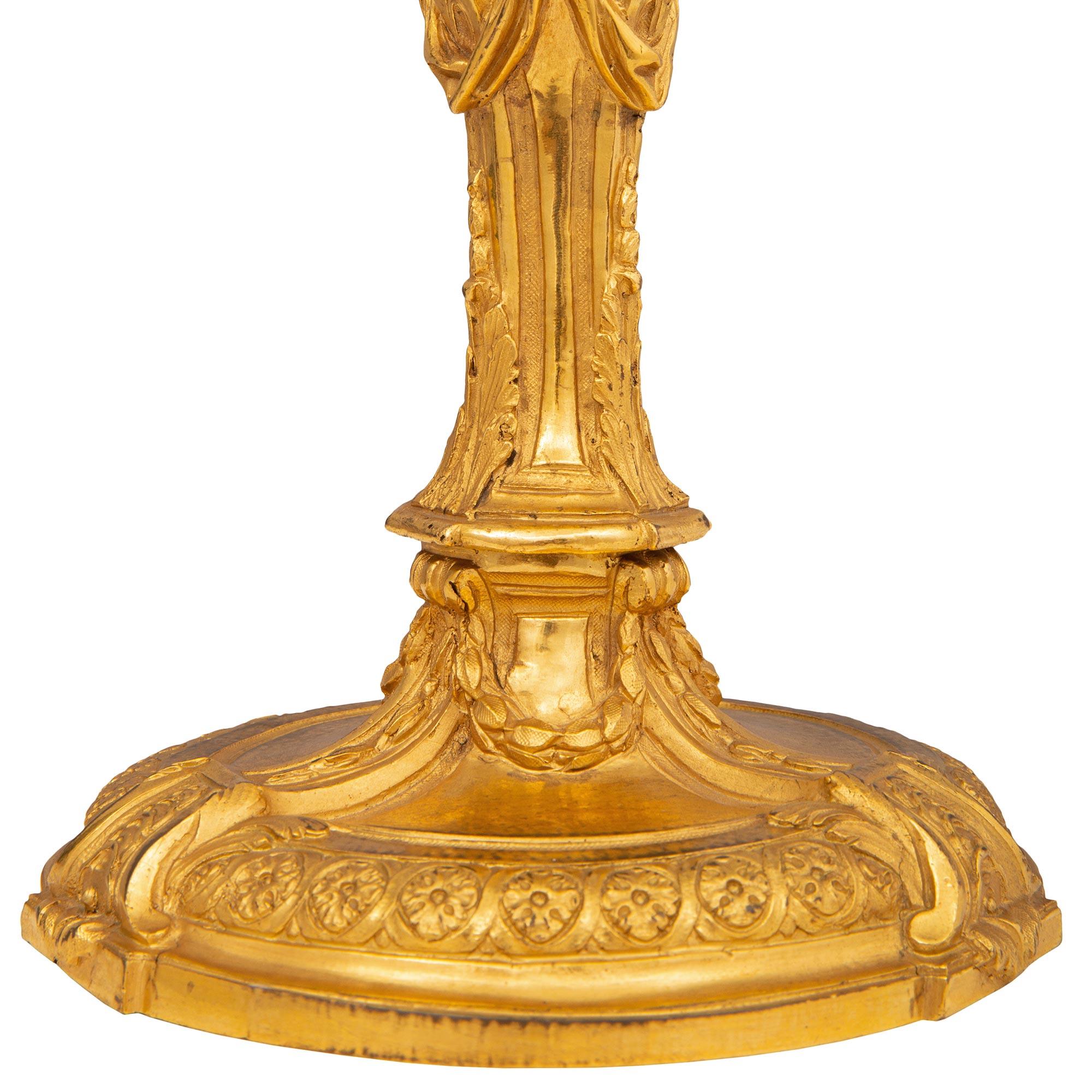 Paire de bougeoirs en bronze doré de style Louis XVI du début du XIXe siècle en vente 1